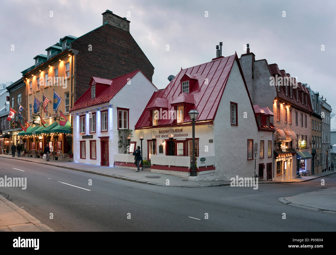 Ein abendlicher Blick von Cafes und Restaurants im historischen Gebäude in der Altstadt von Quebec City, Kanada Stockfoto