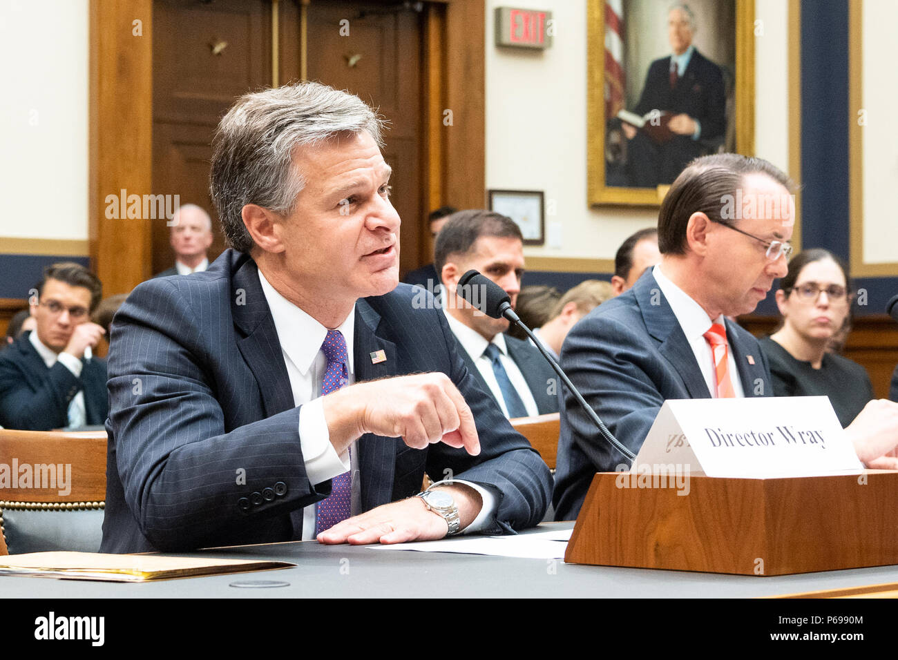 Christopher A. Wray, Direktor des FBI, und Rod Rosenstein, United States Stellvertretender Generalstaatsanwalt, am Haus Schiedsausschuss im Rayburn Gebäude an der US Capitol. Stockfoto