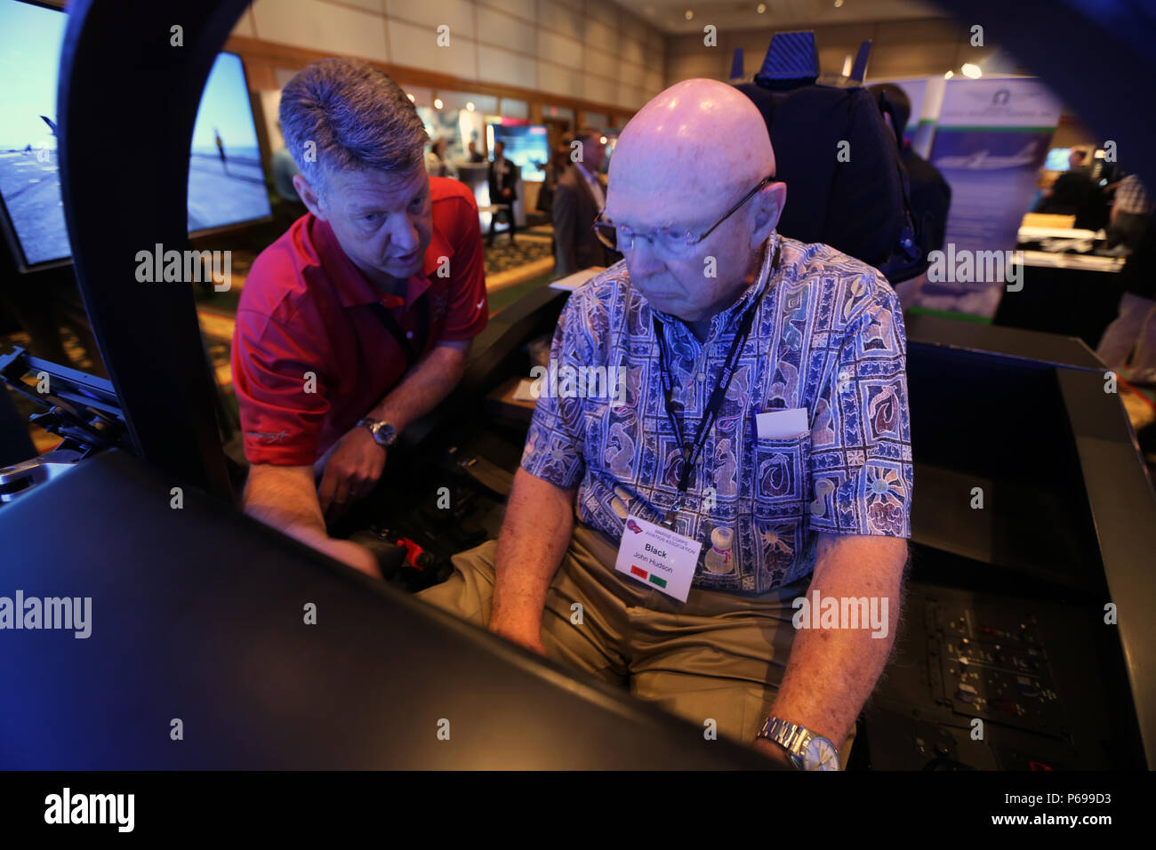 Mark Bosley, Links, erklärt die Bedienelemente der Lockheed Martin F-35 Demonstrator an John Hudson während der 45. jährlichen Marine Corps Aviation Association Symposium und Marine Aviation Summit in New Bern, N.C., 17. Mai 2016. Hunderte von Naval aviators im Convention Center für die Eröffnung kurze versammelt, um die einwöchige Veranstaltung. Führungskräfte versammelt ist, um die Zukunft des Marine Corps Luftfahrt und die Schritte, die das Corps nimmt seine gesetzten Ziele zu erreichen, zu diskutieren. Bosley ist ein Lockheed Martin F-35 demonstrator Fluglehrer und Hudson ist ein pensionierter US Marine und award Nominee auf der Veranstaltung. (U.S. Mar Stockfoto