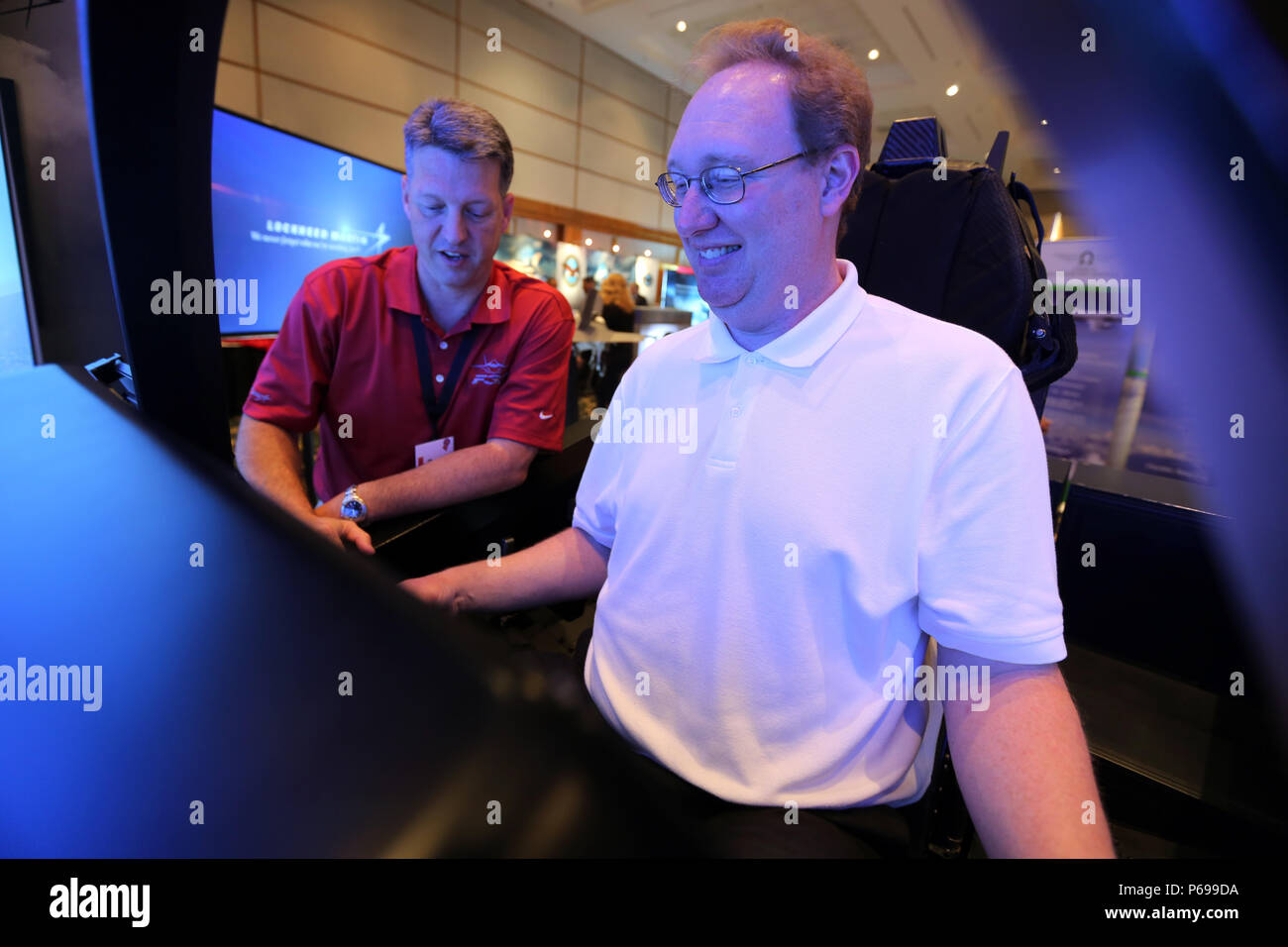 Mark Bosley, Links, erklärt die Bedienelemente der Lockheed Martin F-35 Simulator ein Teilnehmer während der 45. jährlichen Marine Corps Aviation Association Symposium und Marine Aviation Summit in New Bern, N.C., 17. Mai 2016. Hunderte von Naval aviators im Convention Center für die Eröffnung kurze versammelt, um die einwöchige Veranstaltung. Führungskräfte versammelt ist, um die Zukunft des Marine Corps Luftfahrt und die Schritte, die das Corps nimmt seine gesetzten Ziele zu erreichen, zu diskutieren. Bosley ist ein Lockheed Martin F-35 demonstrator Fluglehrer. (U.S. Marine Corps Foto von Cpl. N.W. Huertas/Freigegeben) Stockfoto