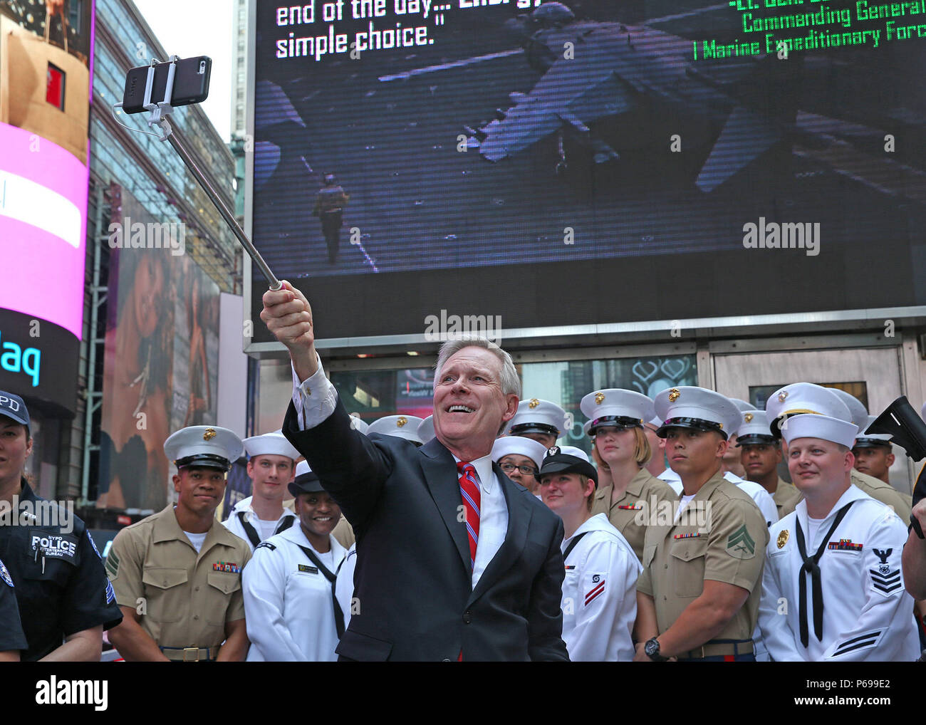 160526-N-D 0831-130 NEW YORK (26. Mai 2016) - Sekretär der Marine Ray Maybus nimmt eine selfie mit Matrosen und Marines im Times Square Armed Forces Recruiting Station während der Fleet Week New York (FWNY) 2016 Festlichkeiten, Mai 26. FWNY, der nun in seinem 28. Jahr, ist die Stadt der Zeit - Feier des Meeres Leistungen geehrt. Es ist eine einmalige Chance für die Bürger von New York und die umliegenden Tri-state-Area zu treffen Seemänner, Marinesoldaten und Küstenwache sowie Zeugnis aus erster Hand die neuesten Funktionen der heutigen Maritime Services. Die weeklong Feier hat fast gehalten worden Stockfoto