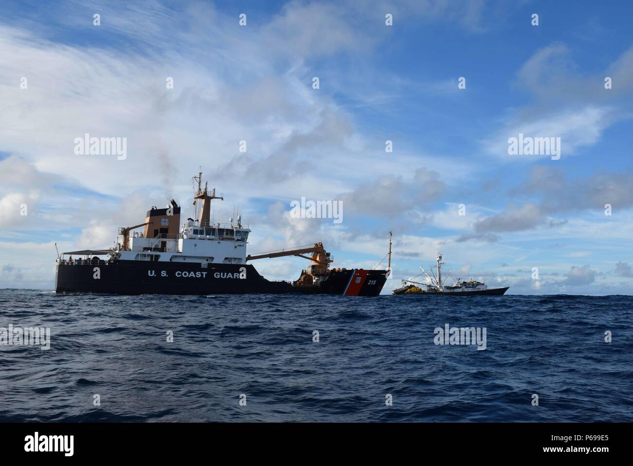 USCGC Sequoia (WLB 215) weiterhin an - Szene beim Boarding Team Mitglieder durch eine - auf See an Bord eines Fischereifahrzeugs im Pazifischen Ozean April 2016. Der Sequoia Crew kam vor kurzem von einer 30-tägigen Einsatz Einhaltung gesetzlicher Vorschriften des $ 7 Milliarden Thunfischindustrie in abgelegenen Gebieten in Europa zu fördern. (U.S. Coast Guard Foto mit freundlicher Genehmigung USCGC Sequoia/Freigegeben) Stockfoto