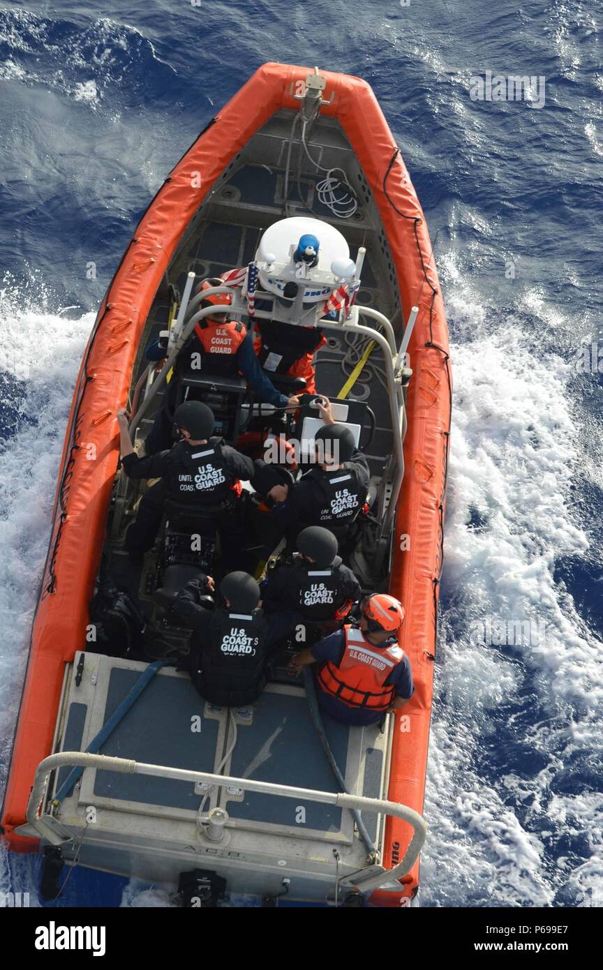 Boarding Team Mitglieder an Bord eines cutter Boot - kleine Abfahrt USCGC Sequoia (WLB 215) en ein Fischereifahrzeug in den Pazifischen Ozean route Um eine - auf See - April 15, 2016 Boarding zu führen. Der Sequoia Crew kam vor kurzem von einer 30-tägigen Einsatz Einhaltung gesetzlicher Vorschriften des $ 7 Milliarden Thunfischindustrie in abgelegenen Gebieten in Europa zu fördern. (U.S. Coast Guard Foto mit freundlicher Genehmigung USCGC Sequoia/Freigegeben) Stockfoto