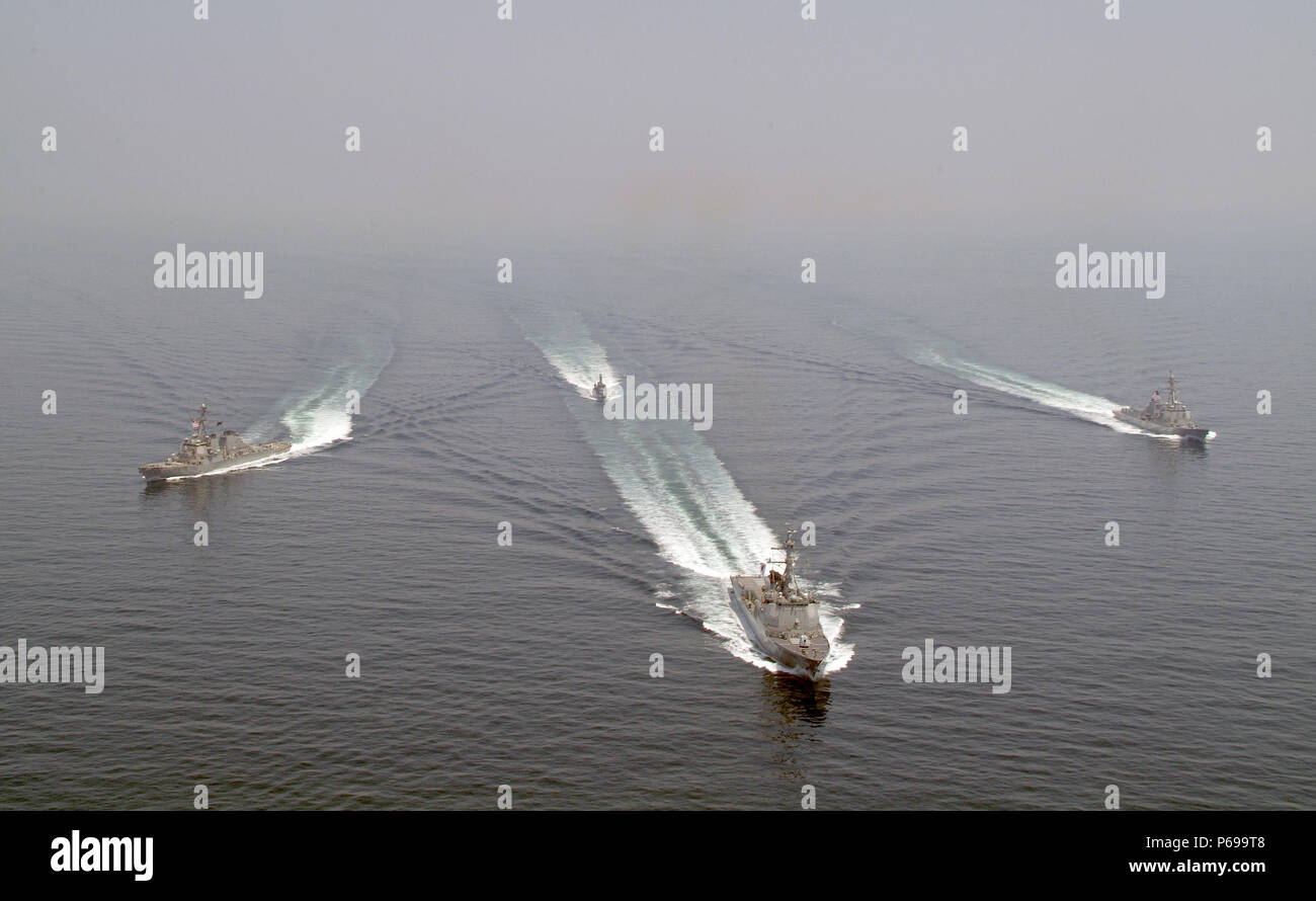 160525-N-YU 572-134 MEER VON JAPAN (25. Mai 2016) - der Republik Korea Zerstörer ROKS Sejong der Große (DDG-991), Front, die geführte Anti-raketen-Zerstörer USS Decatur (DDG73), links, der Republik Korea Corvette ROKS Yeosu (PCC-765), oben, und die geführten Anti-raketen-Zerstörer USS Momsen (DDG92), rechts, Dampf, die sich in der Ausbildung bei einem Manöver üben. Die Zerstörer Decatur, Momsen, und USS Spruance (DDG111), sind als Teil der US-Flotte 3 Pacific Oberfläche Action Group (PAC SAG) unter Destroyer Squadron (CDS) 31 eingesetzt. (U.S. Marine Foto von Naval Aircrewman 3. Klasse Coty Voll/Freigegeben) Stockfoto
