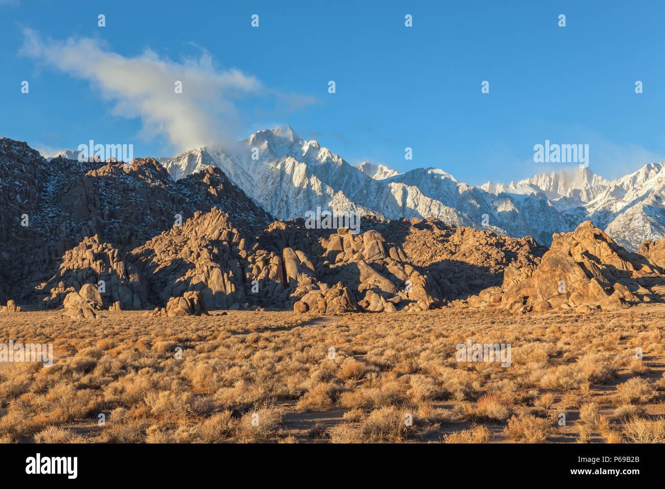 Morgen in Alabama Hill, Lone Pine, Kalifornien, USA, mit dem Lone Pine Peak, Mt. Whitney bedeckt mit Schnee im Hintergrund. Stockfoto