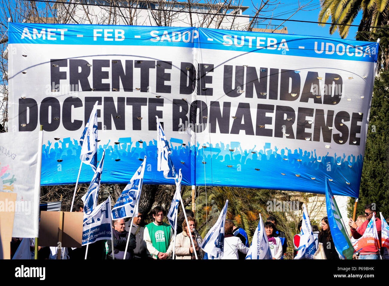 Ein Banner sagen, Vorderseite des Boanarense Lehreinheit. Union der Pädagogen aus der Provinz Buenos Aires Protest an das Ministerium für Bildung in La Plata für eine Gehaltserhöhung von 30 % und einer Aufhebung in der Resolution 1736, erfordern sie auch eine Generalstreik von allen Pädagogen während des Protestes. Stockfoto