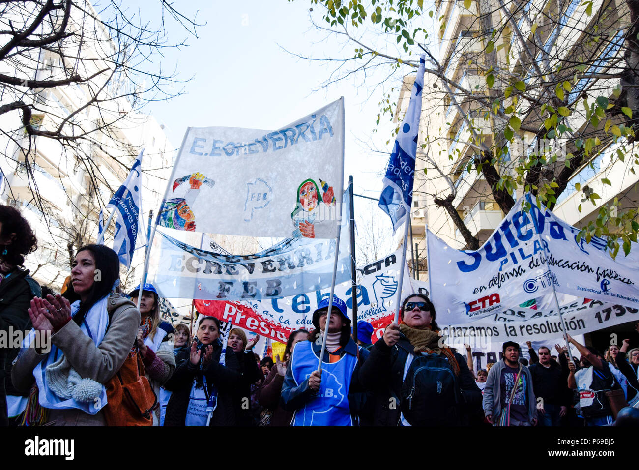 Gilden von Pädagogen auf allen Ebenen mit Fahnen und Banner während der Demonstration. Union der Pädagogen aus der Provinz Buenos Aires Protest an das Ministerium für Bildung in La Plata für eine Gehaltserhöhung von 30 % und einer Aufhebung in der Resolution 1736, erfordern sie auch eine Generalstreik von allen Pädagogen während des Protestes. Stockfoto