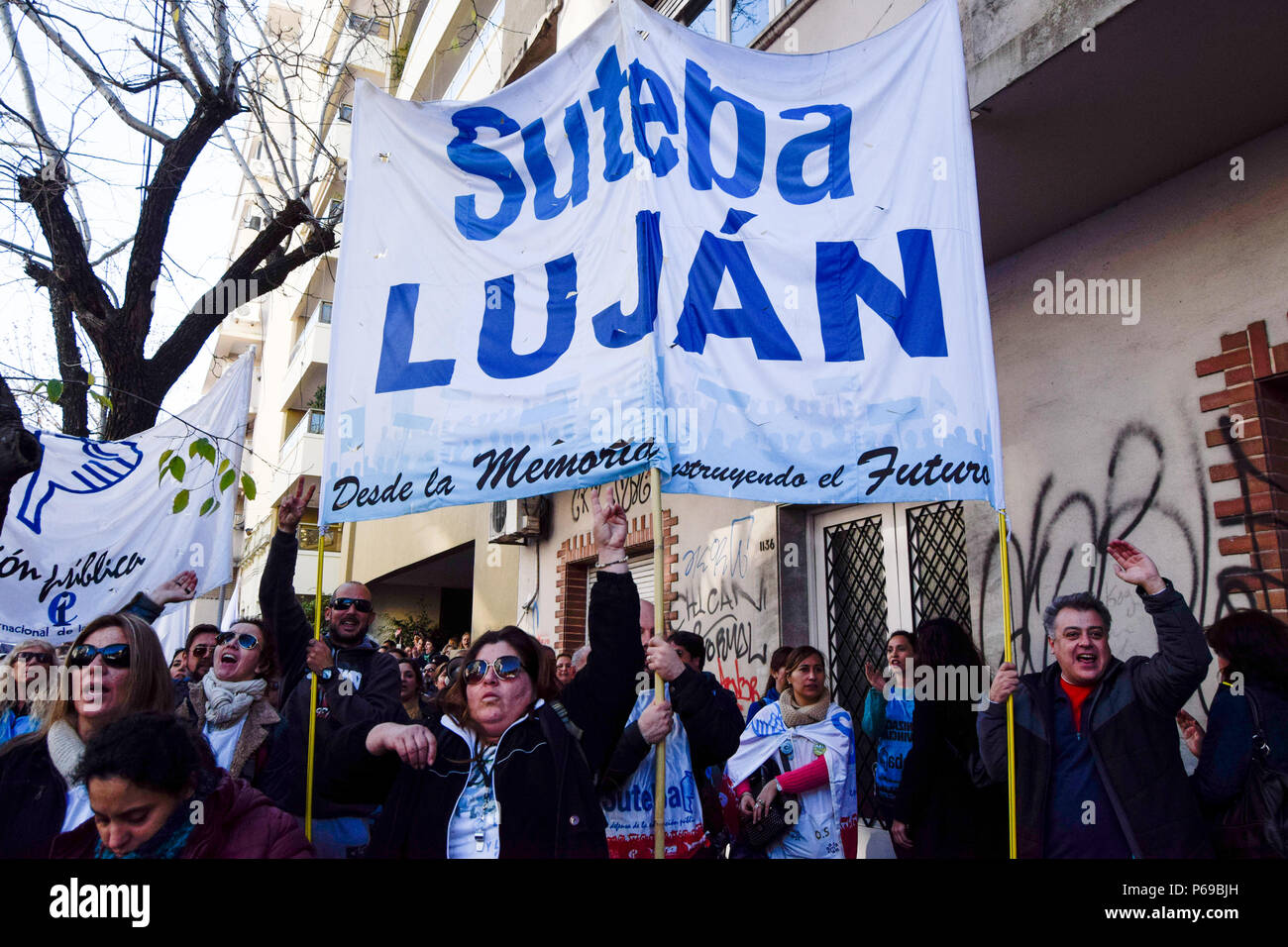 Erzieher für eine Steigerung von 30 % während der Demonstration bitten. Union der Pädagogen aus der Provinz Buenos Aires Protest an das Ministerium für Bildung in La Plata für eine Gehaltserhöhung von 30 % und einer Aufhebung in der Resolution 1736, erfordern sie auch eine Generalstreik von allen Pädagogen während des Protestes. Stockfoto