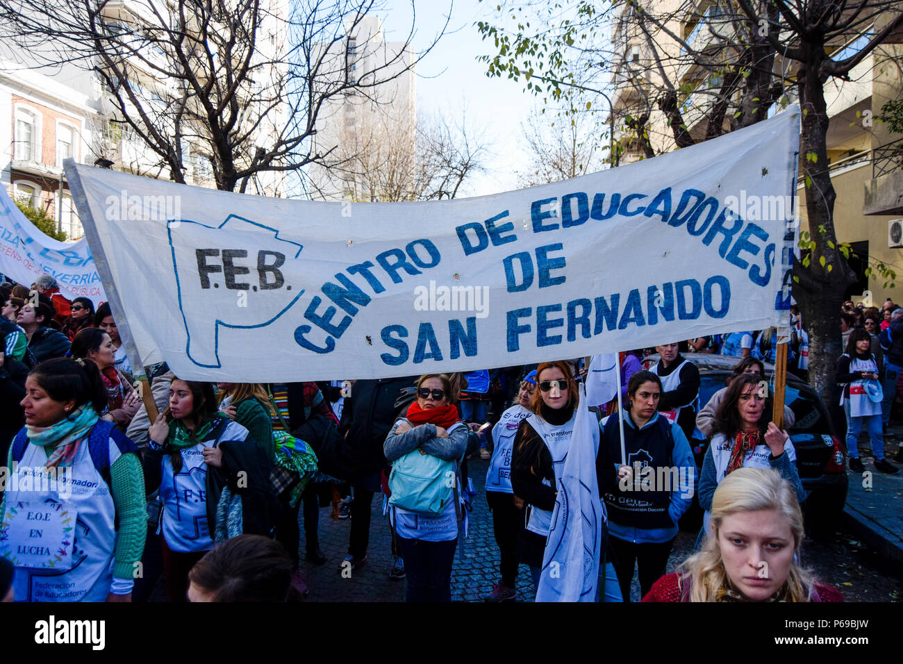Ein Banner sagen, Zentrum für Erzieher von San Fernando. Union der Pädagogen aus der Provinz Buenos Aires Protest an das Ministerium für Bildung in La Plata für eine Gehaltserhöhung von 30 % und einer Aufhebung in der Resolution 1736, erfordern sie auch eine Generalstreik von allen Pädagogen während des Protestes. Stockfoto