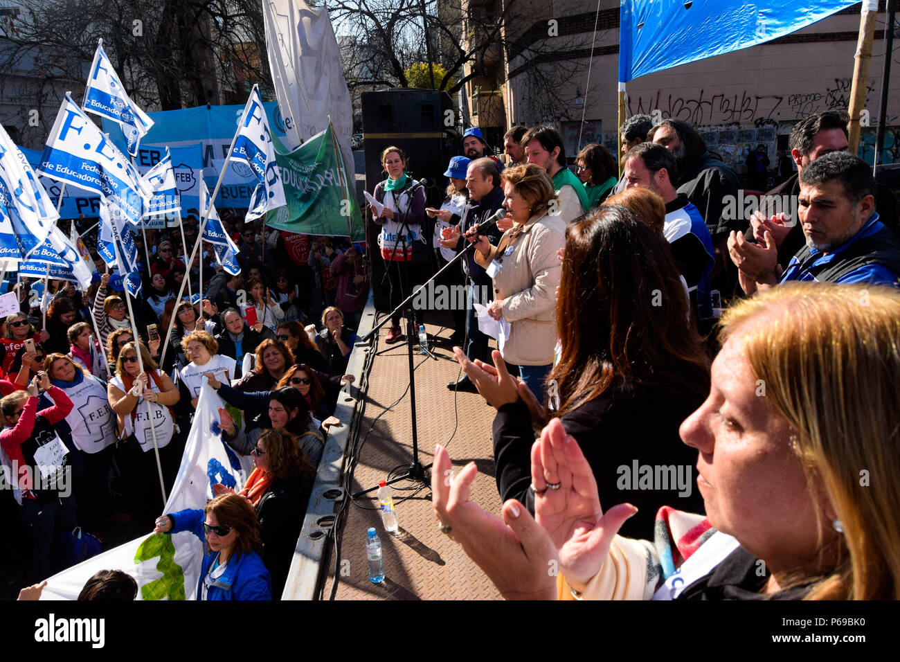 Union der Erzieher während der Demonstration. Union der Pädagogen aus der Provinz Buenos Aires Protest an das Ministerium für Bildung in La Plata für eine Gehaltserhöhung von 30 % und einer Aufhebung in der Resolution 1736, erfordern sie auch eine Generalstreik von allen Pädagogen während des Protestes. Stockfoto