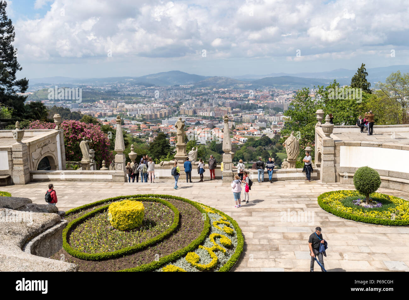 Braga, Portugal - 27. April 2018: Hohe Betrachtungswinkel der Stadt Braga von der Oberseite der 'Bom Jesus do Monte' Heiligtum Stockfoto