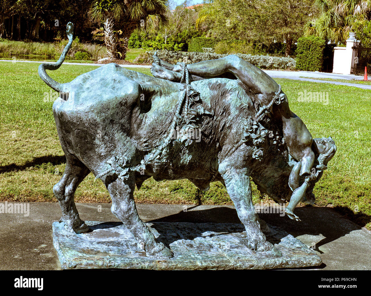 „Lygia and the Bull“, Ringling Museum, Sarasota FL, USA. Eine Skulptur einer Frau, die an einen Stier gebunden ist. Bildhauer unbekannt, Stockfoto