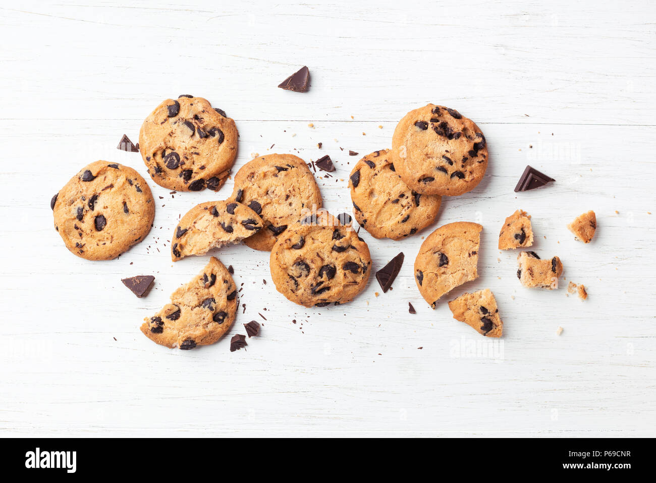 American Cookies mit Schokoladenstückchen auf weißem Holz- Hintergrund. Ansicht von oben. Stockfoto