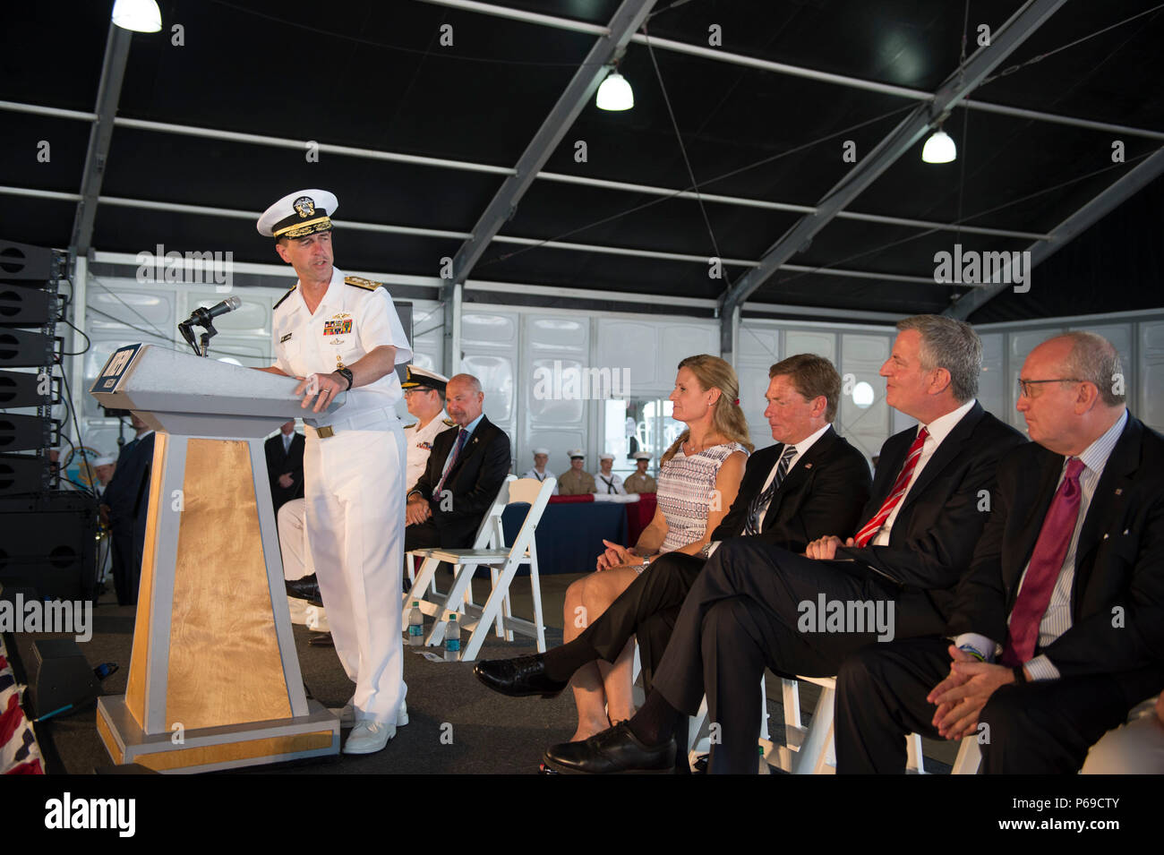 160530-N-ZU 346-022 NEW YORK (30. Mai 2016) Leiter der Marineoperationen Adm. John Richardson dank der New Yorker Bürgermeister Bill De Blasio für die Gastfreundschaft der Stadt während 2016 Fleet Week New York (FWNY) zu einem Memorial Day Zeremonie auf der USS Intrepid Museum, Pier 86 N, 30. FWNY, der nun in seinem 28. Jahr, ist die Stadt der Zeit - Feier des Meeres Leistungen geehrt. Es ist eine einmalige Chance für die Bürger von New York und die umliegenden Tri-state-Area zu treffen, Seemänner, Marinesoldaten und Küstenwache sowie Zeugnis aus erster Hand die neuesten Funktionen der heutigen Maritime Services. Die weeklo Stockfoto