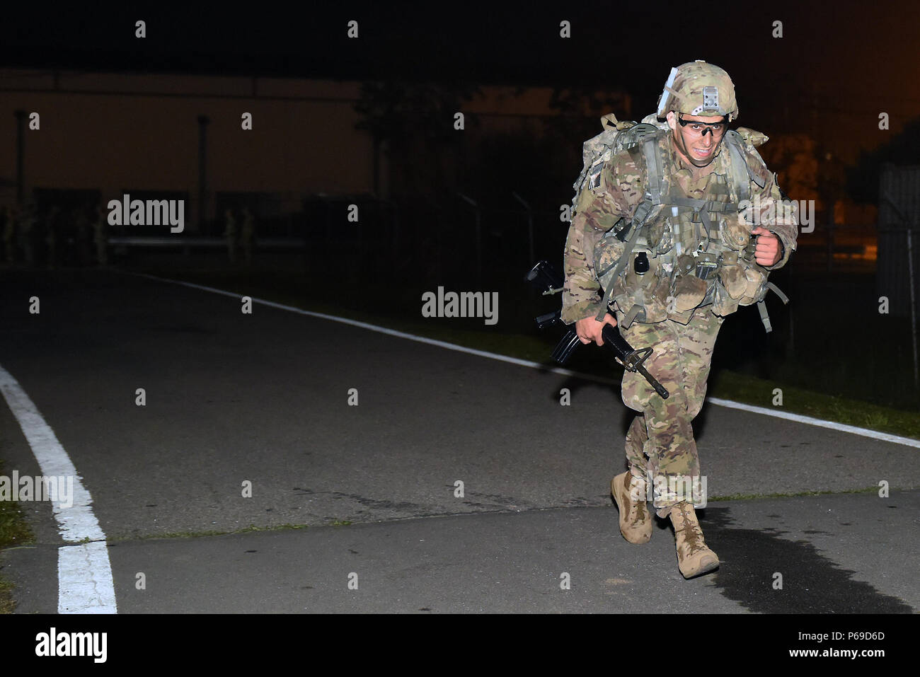 Am 26. Mai 2016 absolvierte ein Zugführer der US-Armee aus Kompanie A, 2. Bataillon, 5. Kavallerieregiment, 1. Panzerbrigade Combat Team den 12-Meilen-Ruck-marsch im Schoonover Bowl in Camp Casey, Südkorea, als Teil des Expert Infantryman Badge Tests. Von 627 Soldaten erwarben sich 131 US-Soldaten und Soldaten der ROK das Abzeichen, nachdem sie den ruckmarsch und andere Auswertungen abgeschlossen hatten, einschließlich Tag- und Nachtschifffahrt und taktischen Übungen. Stockfoto