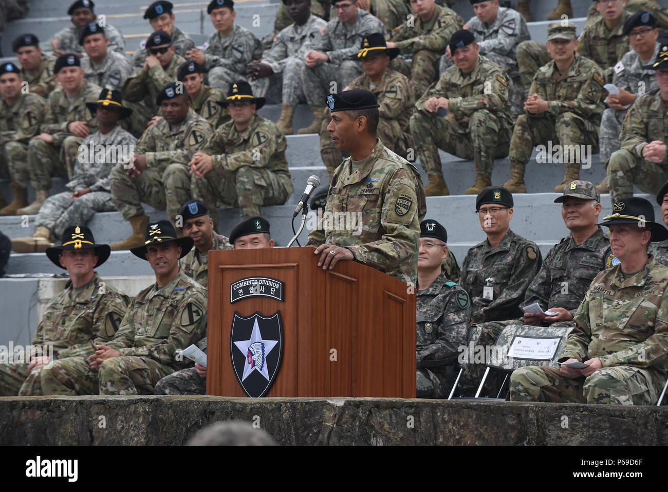 Am 26. Mai 2016 gratulierte der kommandierende General der U.S. Forces Korea 131 US-Soldaten und südkoreanischen Soldaten, die während einer Zeremonie in Camp Casey, Südkorea, das Expert Infantryman Badge erhielten. Die Veranstaltung würdigte den Abschluss rigoroser fünf-Tage-Bewertungen der Soldaten, einschließlich der Landschifffahrt, taktischer Übungen und eines 12-Meilen-Ruck-marsches, bei dem militärische Fähigkeiten, Disziplin, Ausdauer, Teamarbeit, und professionelle Leistung. Stockfoto