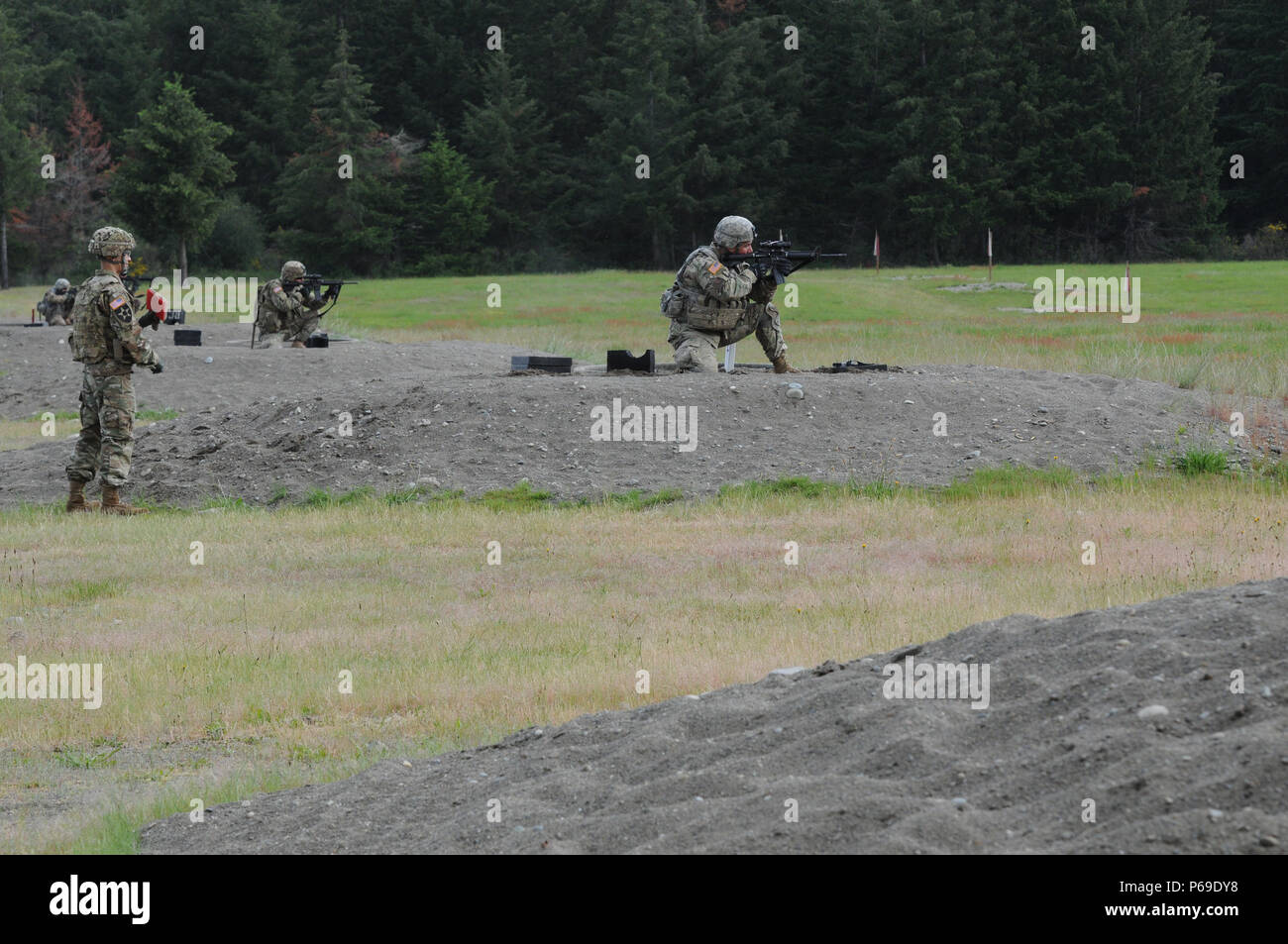 Unteroffiziere und Soldaten Brand während Waffen Qualifizierung als Teil der 2016 ICH Corps besten Krieger Wettbewerb im Joint Base Lewis-McChord, Washington, 23. Der Wettbewerb wurde entwickelt, um jedem einzelnen auf einer Vielzahl von Krieger Fähigkeiten zu testen, fördern Esprit de Corps untereinander, und die beste NCO und Soldat in der US-Armee den Befehl am besten Krieger Wettbewerb bestehen zu wählen. (U.S. Armee Foto von Sgt. Sinthia Rosario, 5 Mobile Public Affairs Abteilung) Stockfoto