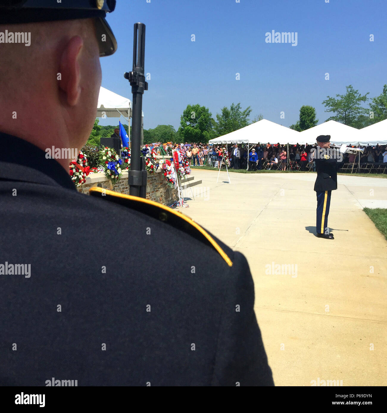 Der Soldat mit dem 63 Army Band, New Jersey Army National Guard, spielt die Hähne während der jährlichen State Memorial Day Zeremonie an der Brigadier General William C. Doyle Memorial Cemetery, Wrightstown, N.J., 28. Mai 2016. Die Zeremonie endete mit der Präsentation der Gedenkstätte Kränze von Vertretern der Veteran Service Organisationen. Der Friedhof, der 1986 gewidmet ist, ist allein der New Jersey State-Veterans' Friedhof und wird durch die New Jersey Abteilung der Militär- und Veterans Affairs verwaltet. Es ist der belebteste Zustand veteran Friedhof in der Nation, im Durchschnitt mehr als 3.000 Bestattungen jeder Stockfoto