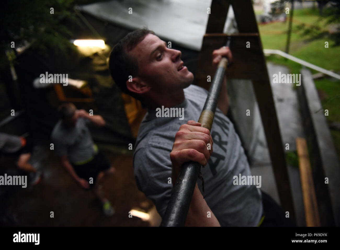 SAN MARCOS, Guatemala - US Army 1st Lieutenant Walter Rau, Task Force rote Wolf Forward Operating Base Alpha Bürgermeister, zieht sein Kinn über der Bar, beim Tun pullups Mai 30, 2016, während der Übung über den Horizont 2016 GUATEMALA. Rau und vier weitere Soldaten in der MURPH Herausforderung im Speicher der U.S. Navy Leutnant Michael Murphy ein Navy SEAL, die im Kampf gegen eine größere feindliche Kraft gestorben teilgenommen. Stockfoto