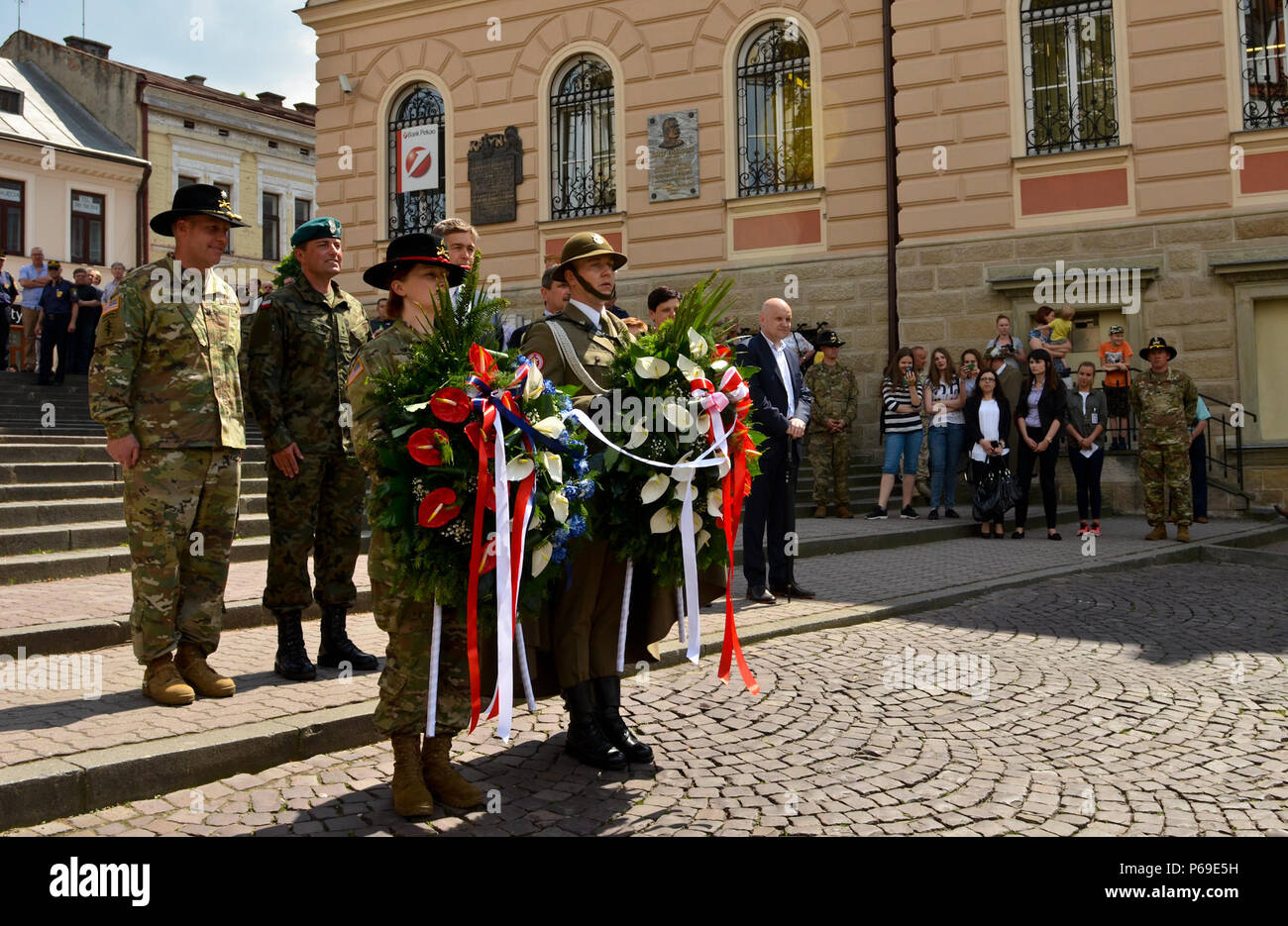 Sergeant Ewelina Pikor, ein Eingeborener von Polen und der Spezialist für die 2 Golgatha Regiment, und der Polnischen Armee Soldaten führen eine Kranzniederlegung Zeremonie an die Schritte der das Grab des Unbekannten Soldaten in Tarnow, Polen, 31. Mai. Ein Vertreter aus jedem Land geehrt, die durch salutierte und Blumen auf das Grab vor dem Hauptplatz Verfahren als Teil der Übung Dragoon Fahrt gefallen. Rund 1.400 Soldaten, 400 Fahrzeuge, wird für mehr als 2.200 km durch sechs Länder Soldaten, beginnend an der Rose Barracks, Deutschland und Reise durch Polen als Teil Stockfoto