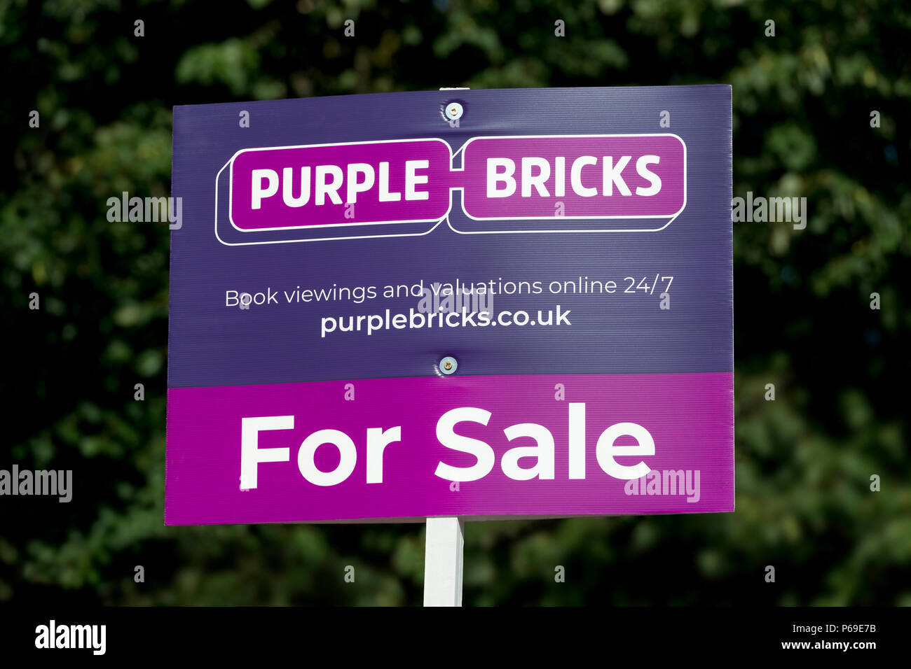 Eine purplebricks Schild eine Eigenschaft für Verkauf durch die online Immobilien. Stockfoto