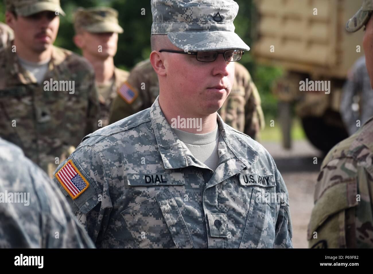 Spc. Michael wählen, 913Th Engineer Battalion, 194Th Engineer Company, Tennessee National Guard, der sofort nach seiner Beförderung zum private first class Spezialist am 27. Mai 2016 bei Novo Selo, Bulgarien. Abgebildet auf das Patrol cap ist sein ehemaliger Rang - private First Class - und auf seine Uniform ist seine aktuelle Rang-Spezialist. (U.S. Armee Foto von 1 Leutnant Matthew Gilbert, 194Th Engineer Brigade, Tennessee National Guard) Stockfoto