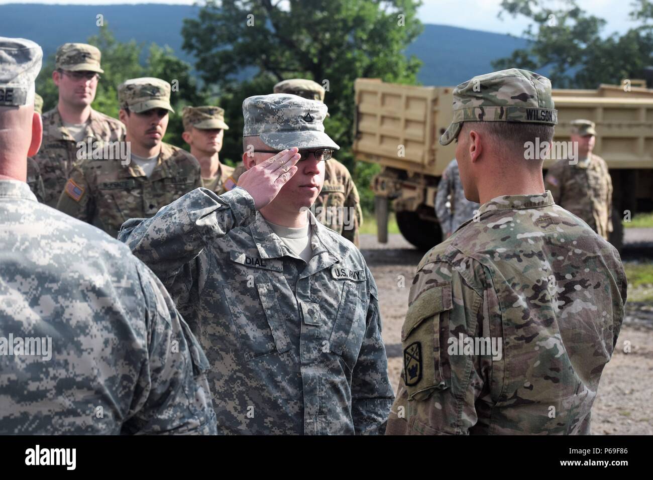 Spc. Michael wählen, 913Th Engineer Company, 194th Engineer Brigade, Tennessee National Guard, begrüßt seinen kommandierenden Offizier sofort nach Erhalt einer Förderung von Private First Class Spezialist am 27. Mai 2016 bei Novo Selo, Bulgarien. Abgebildet auf das Patrol cap ist sein ehemaliger Rang - private First Class - und auf seine Uniform ist seine aktuelle Rang-Spezialist. (U.S. Armee Foto von 1 Leutnant Matthew Gilbert, 194Th Engineer Brigade, Tennessee National Guard) Stockfoto