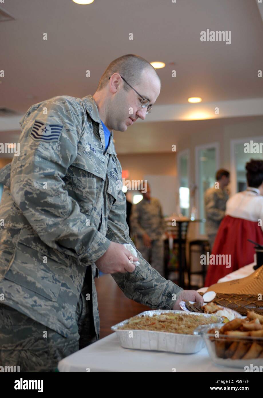 Tech. Sgt. Eric Sapp, 28. Bombe Flügel Chancengleichheit Advisor, dient sich Philippinische Küche während der "Tour durch Asien und den Pazifischen Inseln "Exposition in Ellsworth Air Force Base, S.D., 20. Mai 2016. Abgesehen von den Philippinen, Flieger waren in der Lage über viele verschiedene Asiatisch-pazifischen Ländern und Kulturen wie Korea, Vietnam, Guam, Palau, Guam, Japan, Indonesien, Indien und Thailand zu erfahren. (U.S. Air Force Foto von Airman 1st Class Sadie Colbert/Freigegeben) Stockfoto