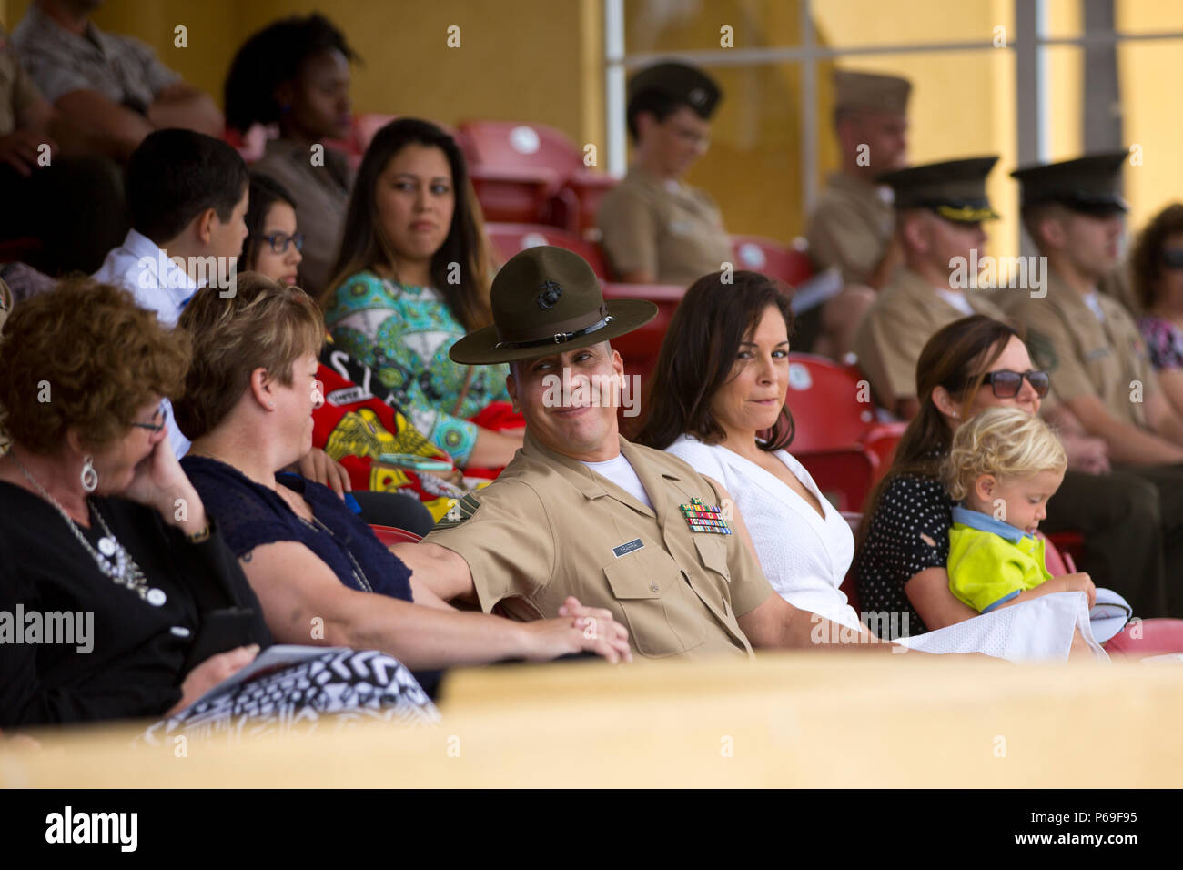 Us-Marines und Familie Mitglieder besuchen eine Erleichterung und Termin Zeremonie im Marine Corps Recruit Depot San Diego, Calif., 13. Mai 2016. Die Zeremonie wurde zu Ehren von Sgt. Maj. Jimmy D. Ferriss, der seinen Posten als 3d-Recruit Training Bataillon Sergeant Major zu Sgt aufgegeben. Maj. Gerardo C. Ybarra. (U.S. Marine Corps Foto von Cpl. Bethanie C. Sahms/Freigegeben) Stockfoto