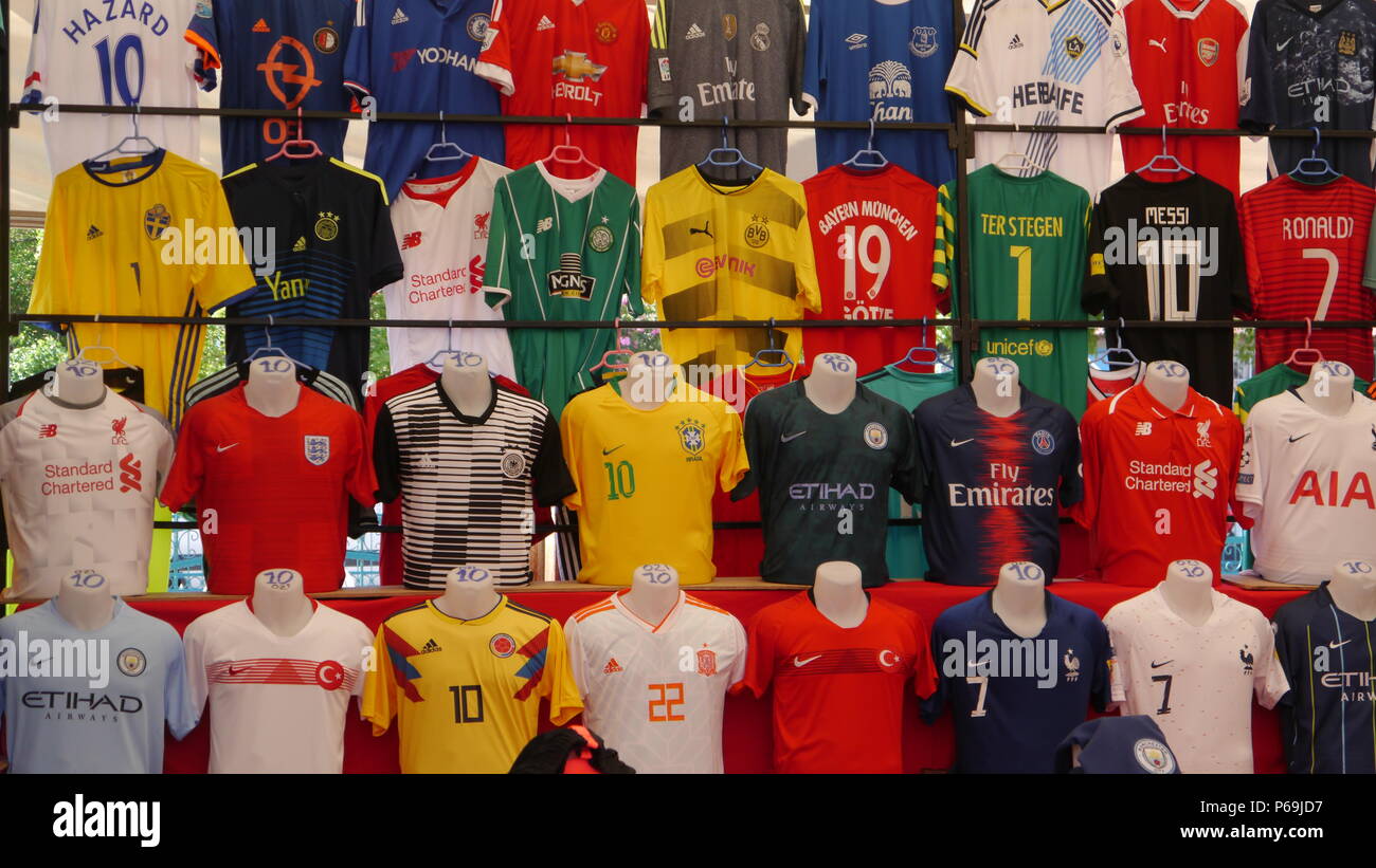 Fußball-Streifen auf den Verkauf in einem Markt in der Türkei Stockfoto