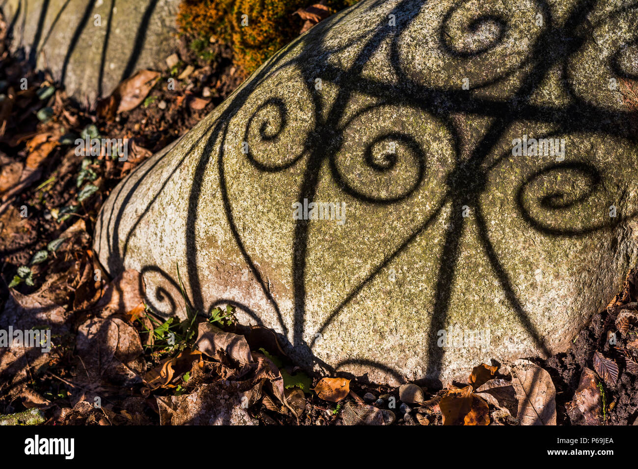 Herz Schatten von schmiedeeisernen Zaun gemacht. Stockfoto