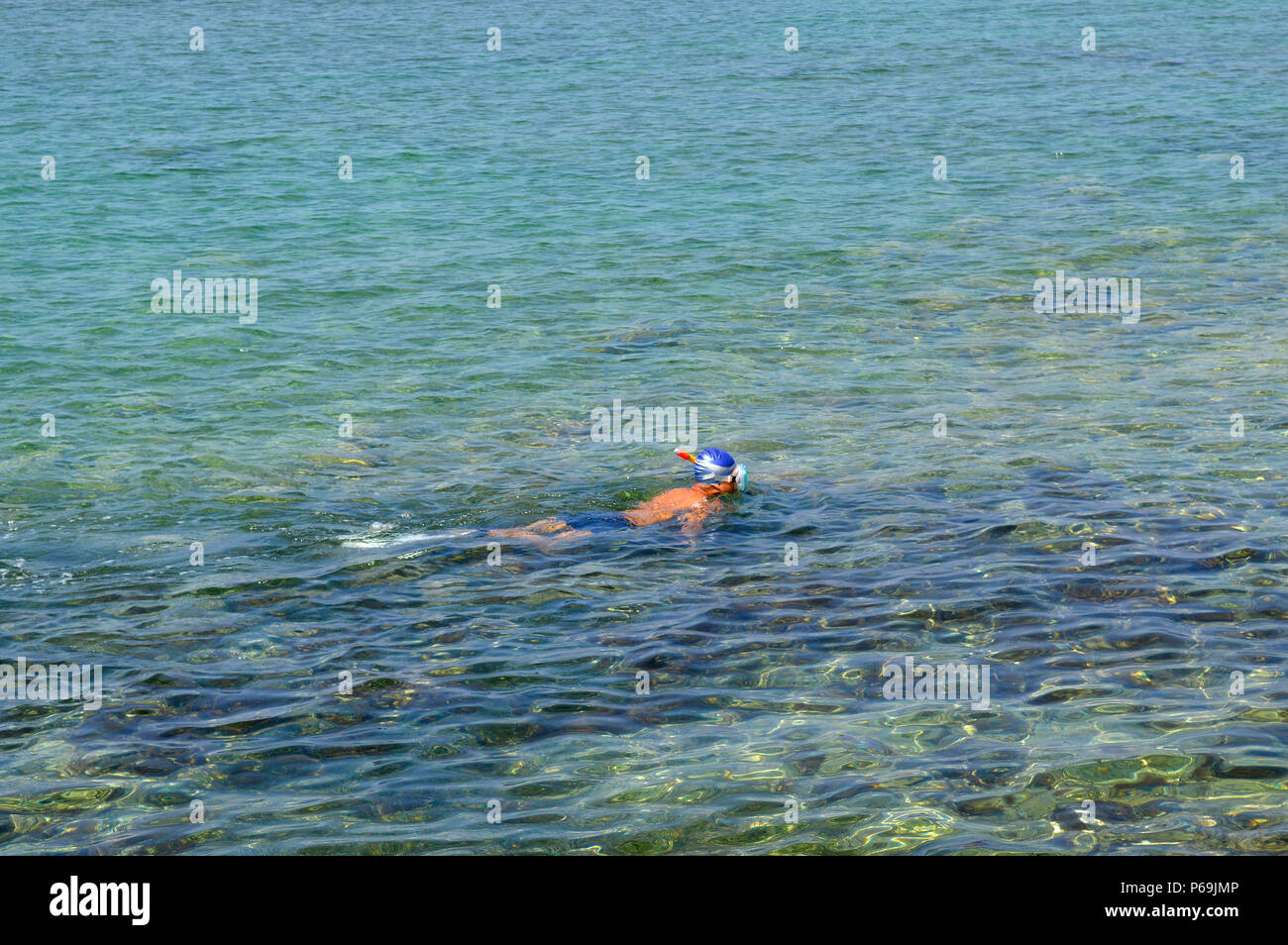 Ein Mann schnorcheln im Hafen von Paphos auf Zypern Stockfoto