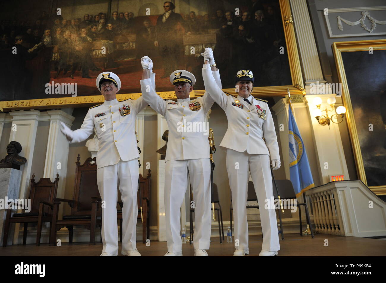 Vice Adm. William "Dean" Lee, der Kommandant der Küstenwache Atlantikraum, hintere Adm. Steven D. Poulin, Kommandant der Ersten Küstenwache District Commander, und hinten Adm. Linda Fagan, ehemaliger Kommandant der Ersten Küstenwache Bezirk, stand auf der Bühne im Anschluss an die Änderung des Befehls Zeremonie, Donnerstag, 26. Mai 2016 zur Faneuil Hall in Boston. Die erste Küstenwache Bezirk beinhaltet mehr als 11.000 aktive Aufgabe, Reserve, zivilen und Hilfskräfte, und beschäftigt 30 Seitenschneider, 200 Boote und acht Flugzeuge. U.S. Coast Guard Foto von Petty Officer 3. Klasse Nicole J. Groll Stockfoto
