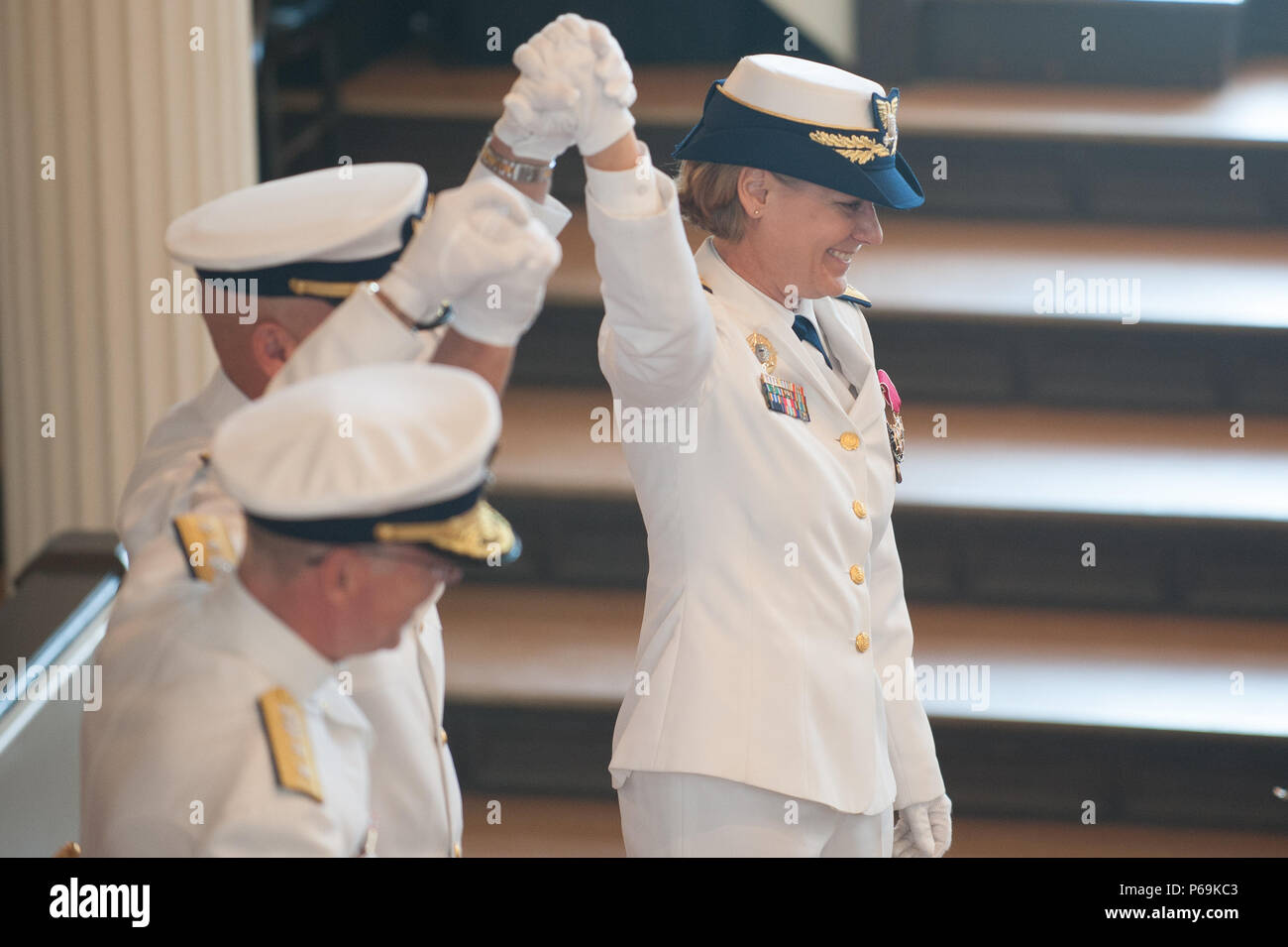 Vice Adm. William "Dean" Lee, der Kommandant der Küstenwache Atlantikraum, hintere Adm. Steven D. Poulin, Kommandant der Ersten Küstenwache District Commander, und hinten Adm. Linda Fagan, ehemaliger Kommandant der Ersten Küstenwache Bezirk, stand auf der Bühne im Anschluss an die Änderung des Befehls Zeremonie, Donnerstag, 26. Mai 2016 zur Faneuil Hall in Boston. Die erste Küstenwache Bezirk beinhaltet mehr als 11.000 aktive Aufgabe, Reserve, zivilen und Hilfskräfte, und beschäftigt 30 Seitenschneider, 200 Boote und acht Flugzeuge. (U.S. Coast Guard Foto von Petty Officer 3. Klasse Andrew Barresi) Stockfoto