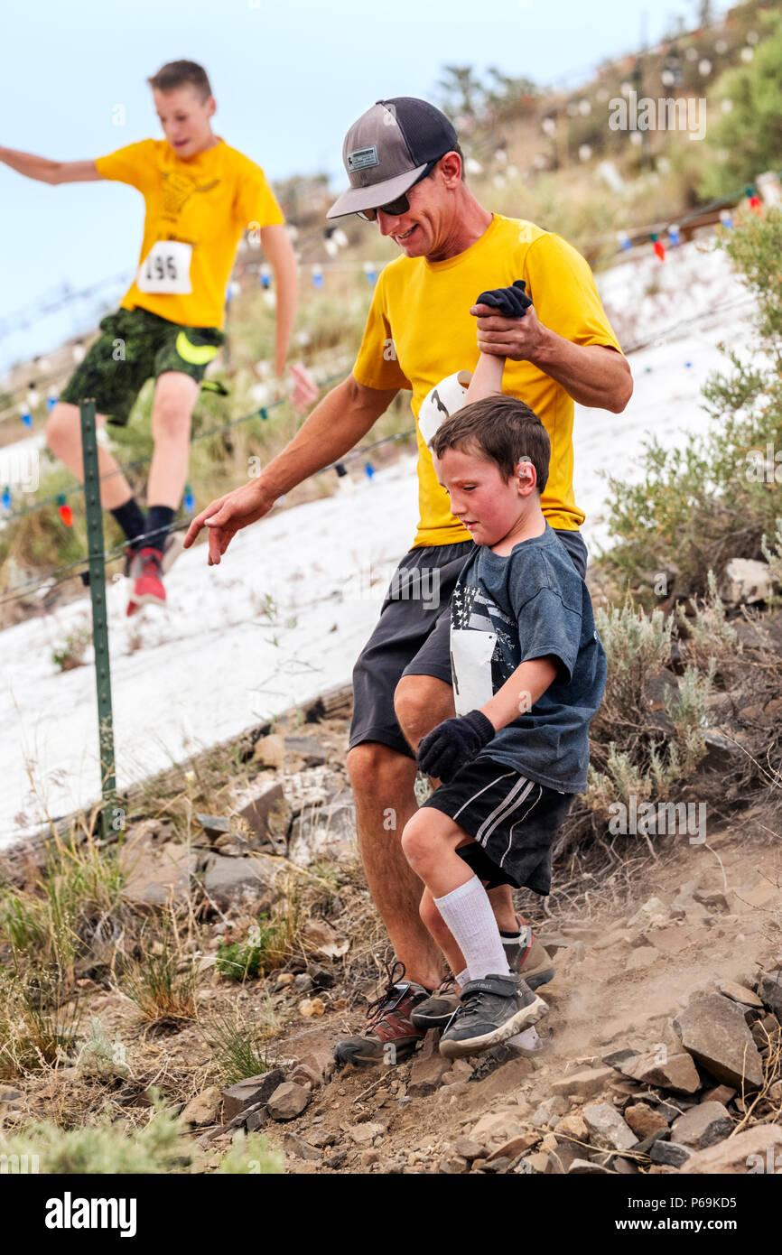 Vater & Sohn konkurrieren in einem Wettlauf und steigen 'Berg (Tenderfoot Berg) während der jährlichen Fibark Festival; Salida, Colorado, USA Stockfoto