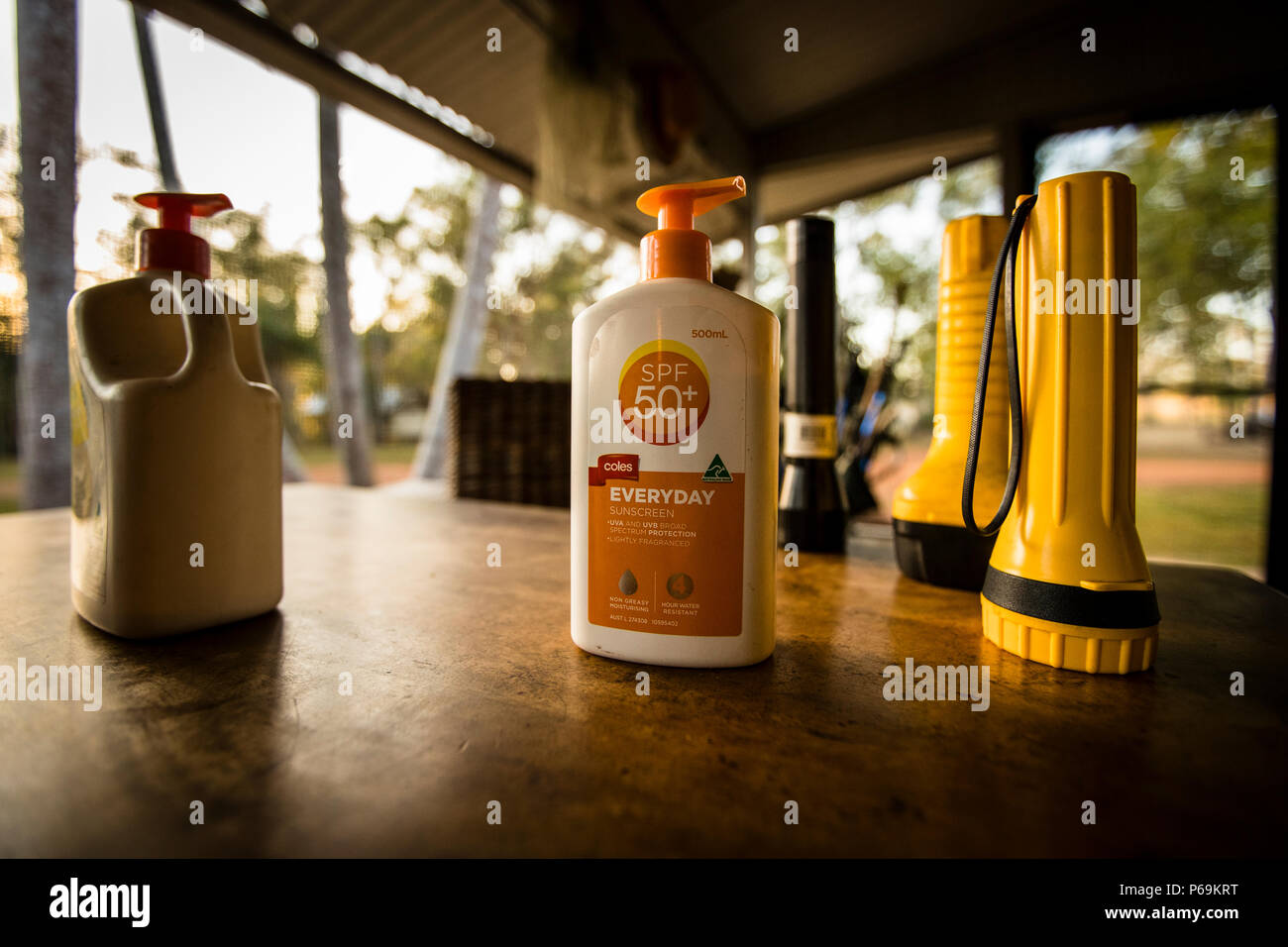 Sonnenschutz und Taschenlampe. Taschenlampen, Insektenschutzmittel und große Flaschen Sunblock sollten in Australien unbedingt verwendet werden Stockfoto