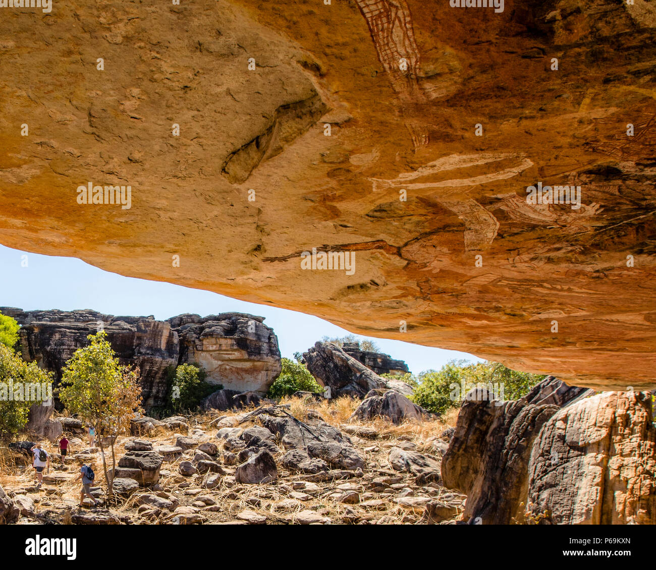 Einheimischer Guide erklärt Aborigine Rock Kunst in Long Tom Träumen, Gunbalanya, Australien Stockfoto