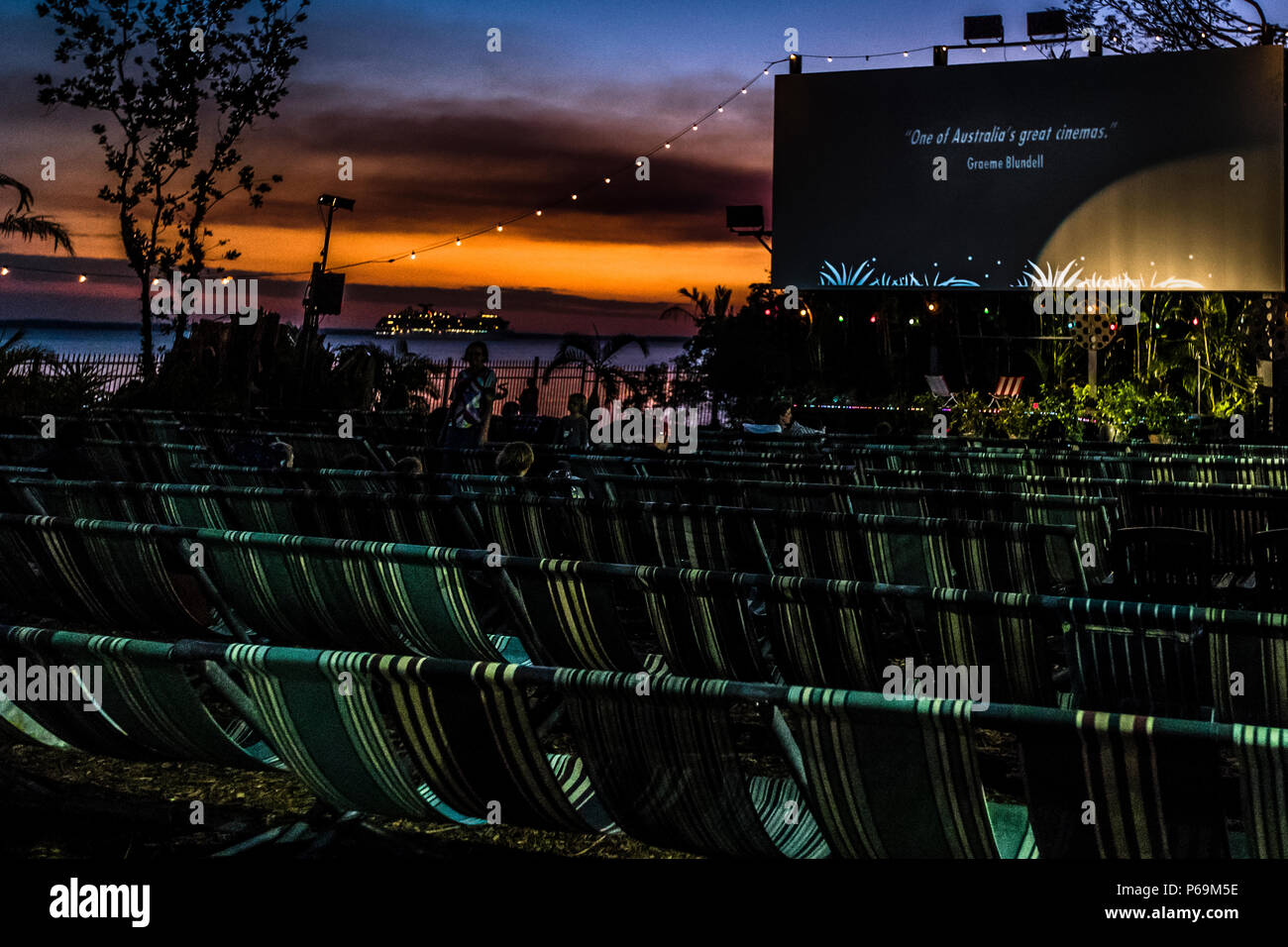 Deckchair-Kino in Darwin, Northern Territory of Australia. Das Deckchair Cinema bietet ein anspruchsvolles Programmkino. Kurz vor dem Screening verschwindet ein Kreuzschiff am Horizont und jeder bekommt kostenloses Insektenschutzmittel gegen Moskitos. Stockfoto