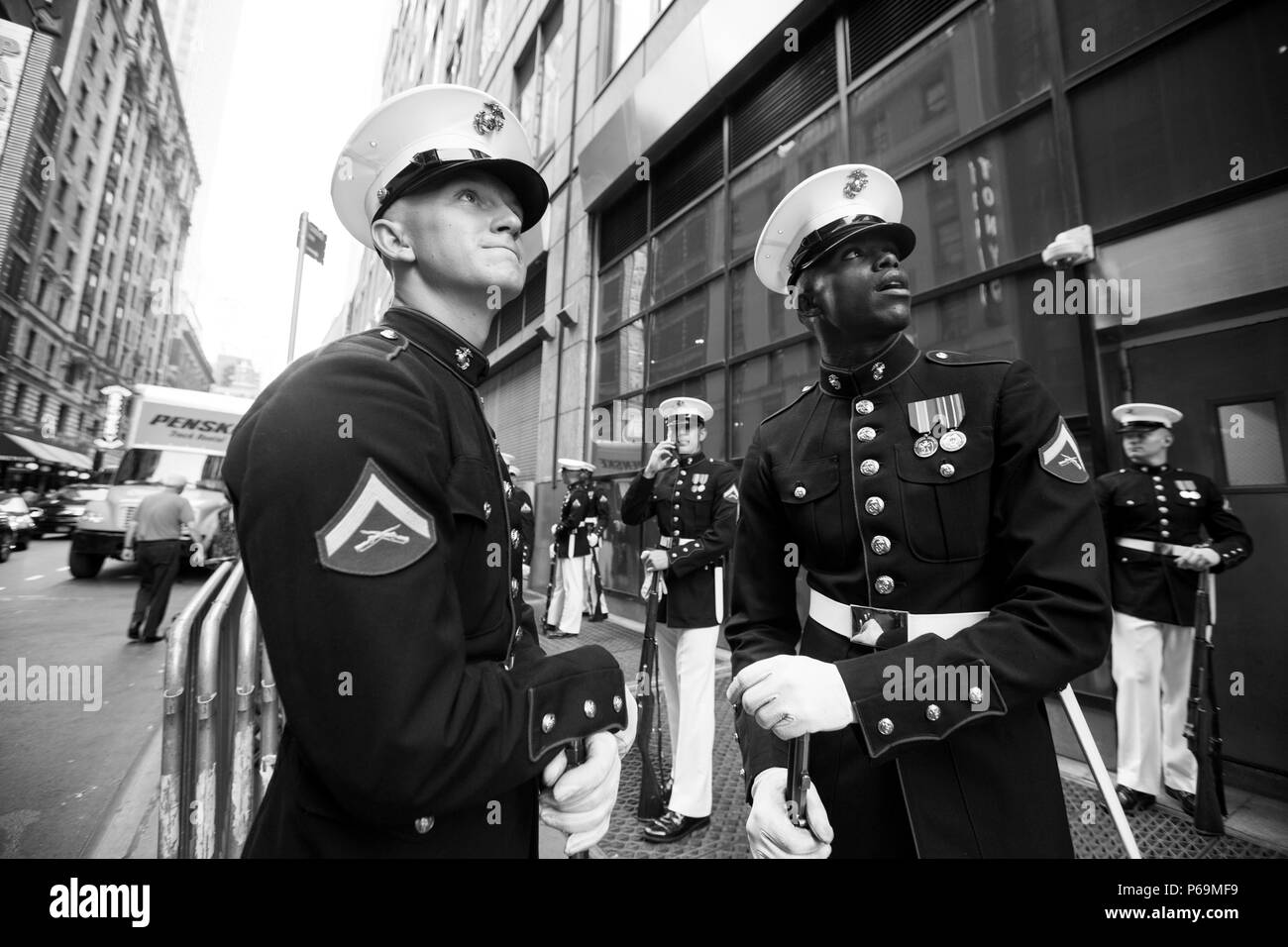 Lance Cpl. Ryan Watkins, Links, und Lance Cpl. Joshua Howze, sowohl Rifleman zu den leisen Bohren Platoon zugeordnet, die in der Times Square in New York suchen nach ihrer Leistung während der Fleet Week, 28. Mai 2016. Us-Marines, Matrosen und Küstenwache sind in New York mit der Öffentlichkeit zu kommunizieren, sich Fähigkeiten demonstrieren und die Leute von New York über America's Meer Dienstleistungen unterrichten. (U.S. Marine Corps Foto von Cpl. Todd F. Michalek/Freigegeben) Stockfoto