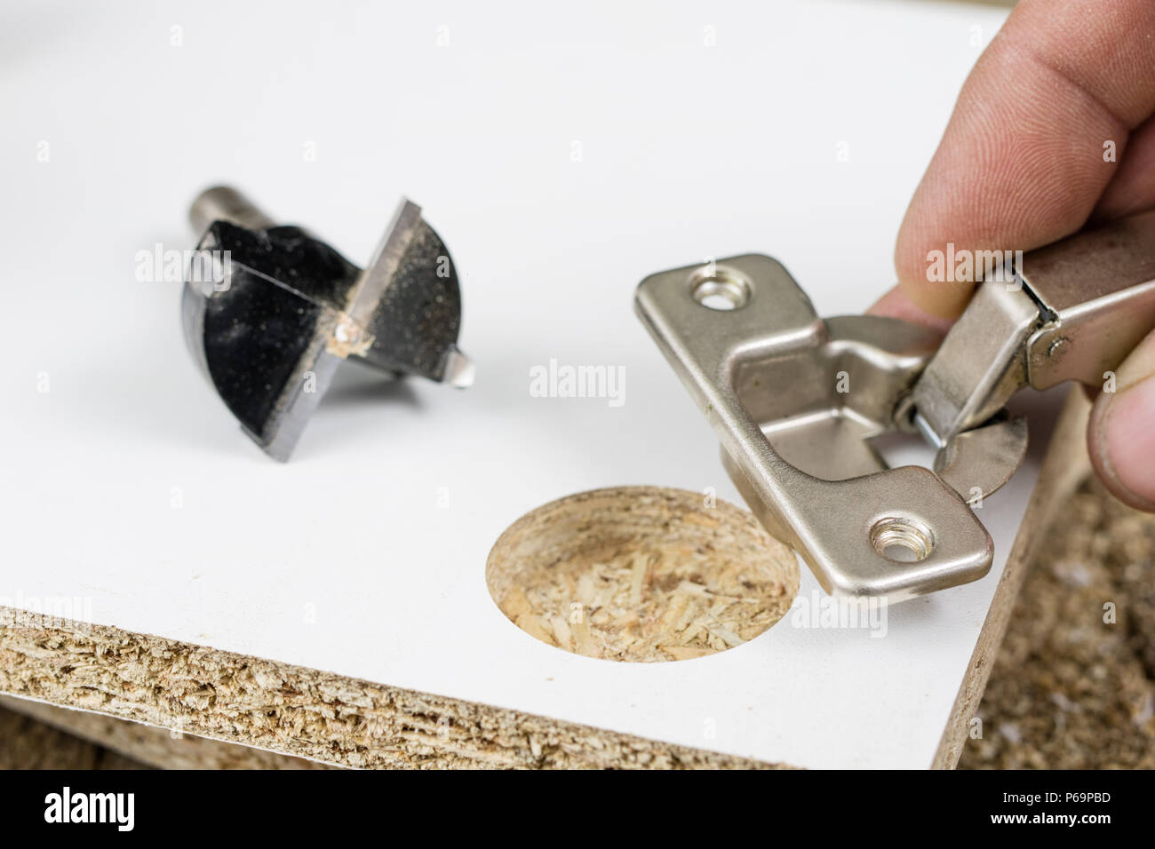 Fräser für die Festsetzung der Scharniere aus Spanplatten. Tischlerei  Zubehör für Möbelbau. Platz - eine alte Schreinerei Stockfotografie - Alamy