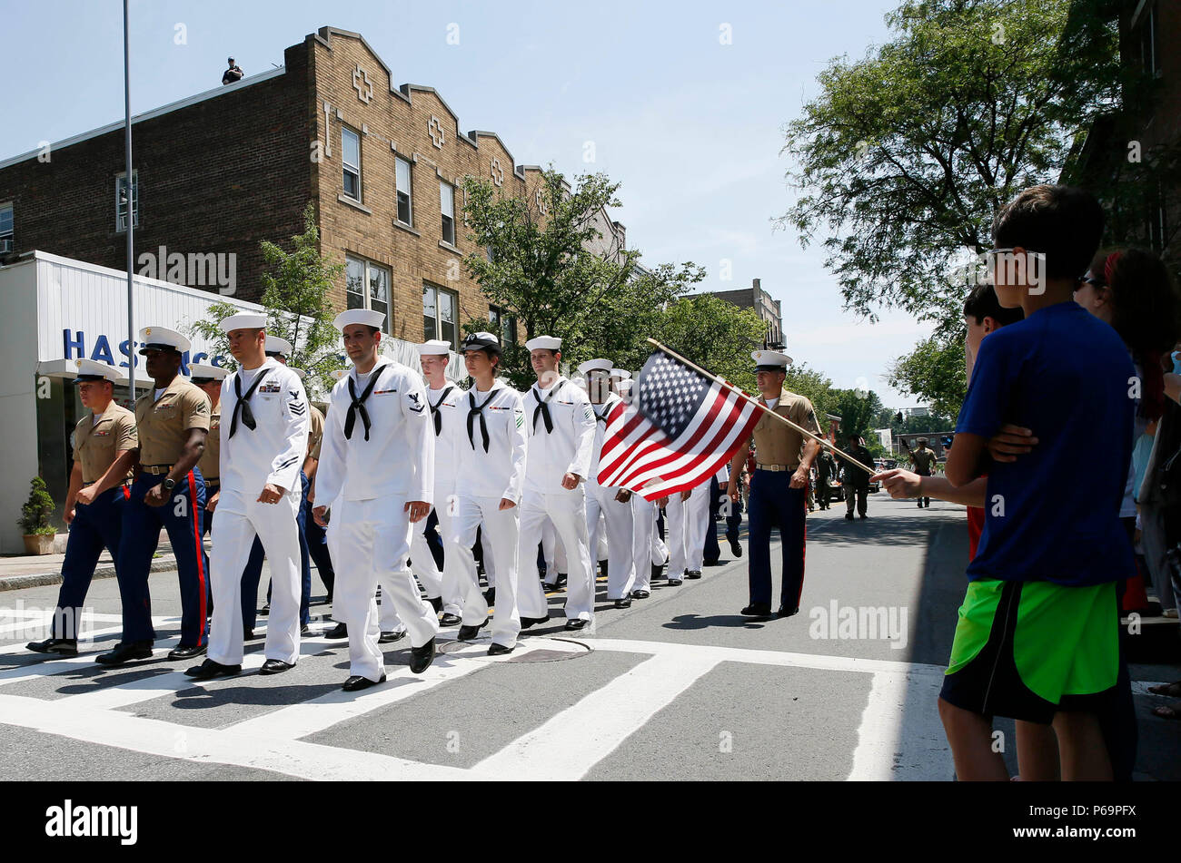 160529-N-ZE 240-083 NEW YORK (29. Mai 2016) - U.S. Navy Matrosen und Marines März in der Ortschaft Hastings-on-Hudson Memorial Day Parade während 2016 Fleet Week New York (FWNY), Mai 29. FWNY, der nun in seinem 28. Jahr, ist die Stadt der Zeit - Feier des Meeres Leistungen geehrt. Es ist eine einmalige Chance für die Bürger von New York und die umliegenden Tri-state-Area zu treffen Seemänner, Marinesoldaten und Küstenwache sowie Zeugnis aus erster Hand die neuesten Funktionen der heutigen Maritime Services. Die weeklong Feier durchgeführt wurde fast jeder yeary seit 1984. (U.S. Marine Foto von Masse Kom Stockfoto