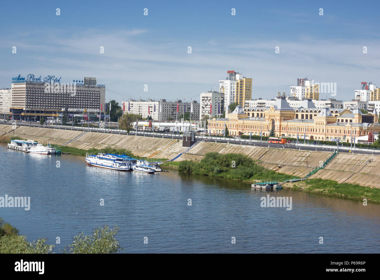 Nischni Nowgorod, Russland - 24. Juni 2018: Einer der Städte der WM 2018. Blick vom Fluss Oka zu Fair House Stockfoto