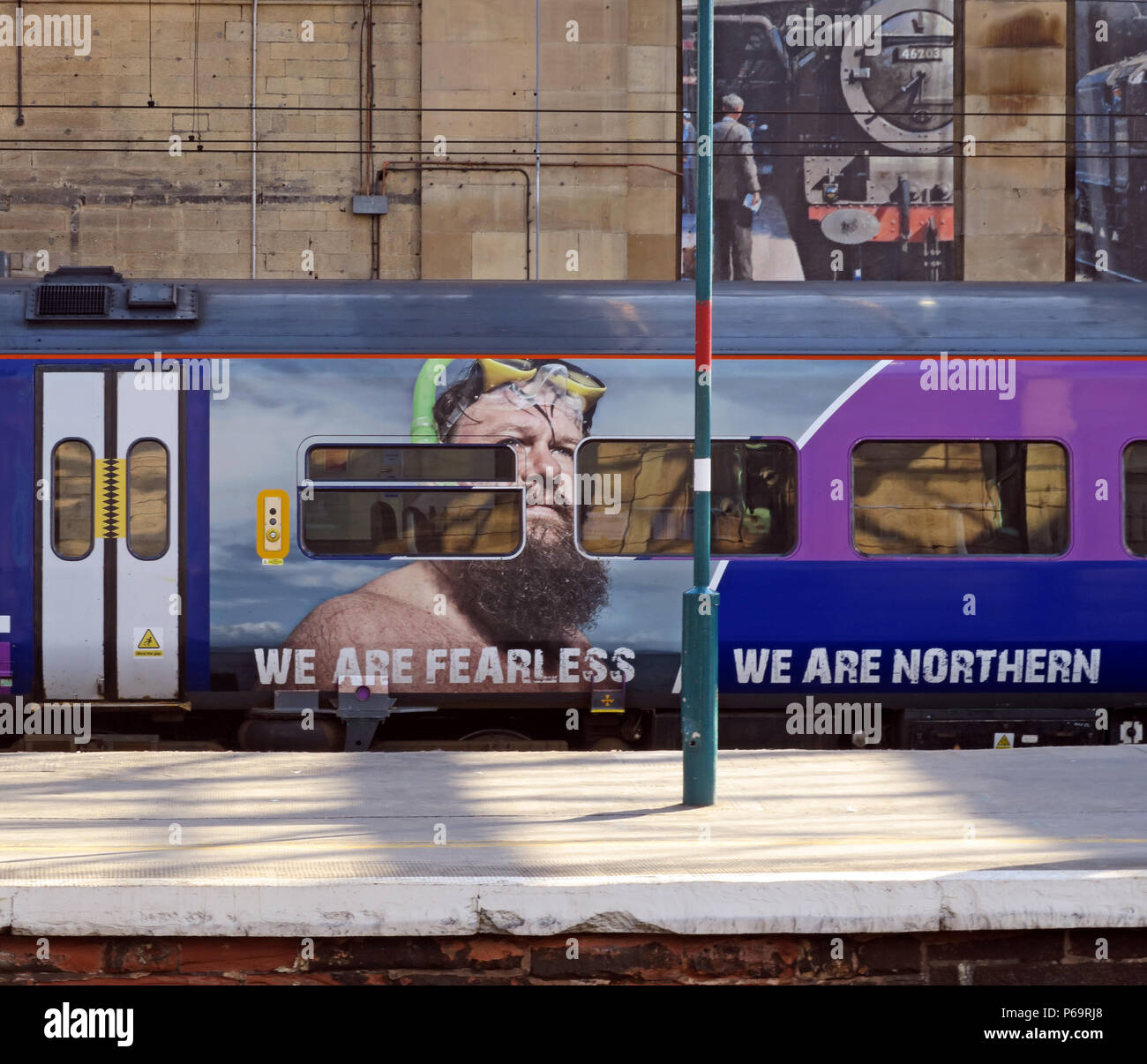 Wir sind furchtlos sind wir in der Nördlichen branding Logo, im nördlichen Eisenbahn Zug, Carlisle Railway Station, Carlisle, North West England, Großbritannien Stockfoto