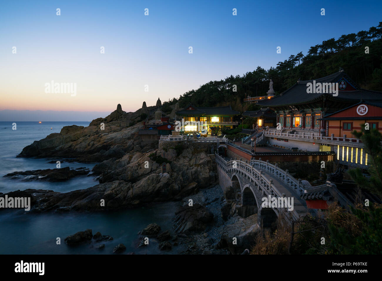 Haedong Yonggungsa Tempel bei Sonnenaufgang in Busan, Südkorea. Schöne Tempel in der Nähe von Meer in Busan. Stockfoto