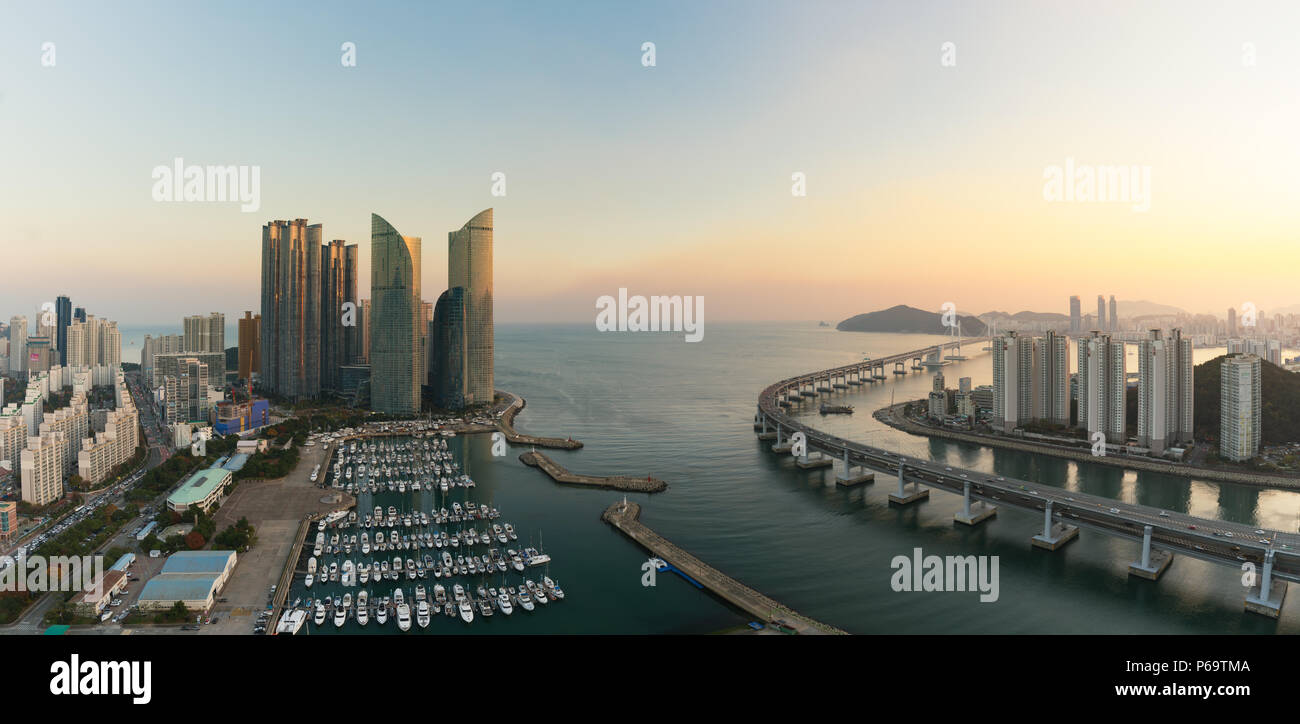 Busan City Skyline Blick in Haeundae, gwangalli Strand mit yacht Pier in Busan, Südkorea. Stockfoto