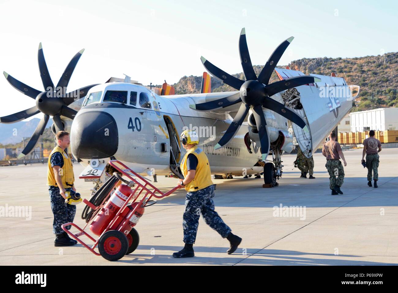 160526-N-IL 474-066 Souda Bay, Griechenland (26. Mai 2016) der Luftfahrt Bootsmann Mate (Handling) 2. Klasse Alexander Borchick (links vorne) und in der Luftfahrt Bootsmann Mate (Handling) Airman Lehrling Alaina Growney (rechts im Vordergrund), U.S. Naval Support Activity (NSA) Bucht von Souda zugeordnet, Griechenland Air Operations Department vorübergehende Leitung Abteilung, bereiten Sie in einem C-2A Greyhound zu Block vom Rawhides von Fleet Logistics Support Squadron (VRC-40) nach seiner Ankunft. VRC-40 ist die Durchführung einer Routinepatrouille in den USA 6 Flotte Bereich der Maßnahmen zur Unterstützung der US-amerikanischen nationalen Sicherheitsinteressen in Euro Stockfoto