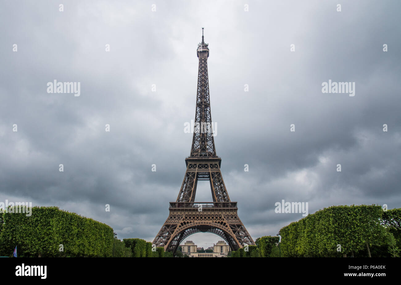 Der Eiffelturm unter bedecktem Himmel im Juni 2018, Paris, Frankreich, Europa. Stockfoto