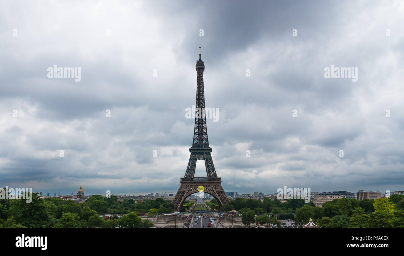 Der Eiffelturm unter bedecktem Himmel im Juni 2018, Paris, Frankreich, Europa. Stockfoto