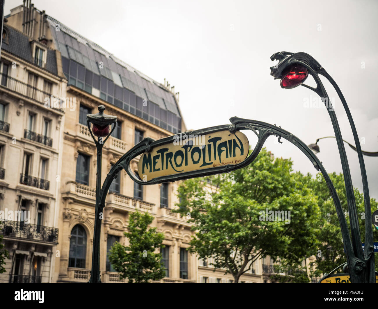 Jugendstil U-Schild "etropolitain" entworfen von Hector Guimard markiert den Eingang zu einem U-Bahnhof in Paris, Frankreich. Stockfoto