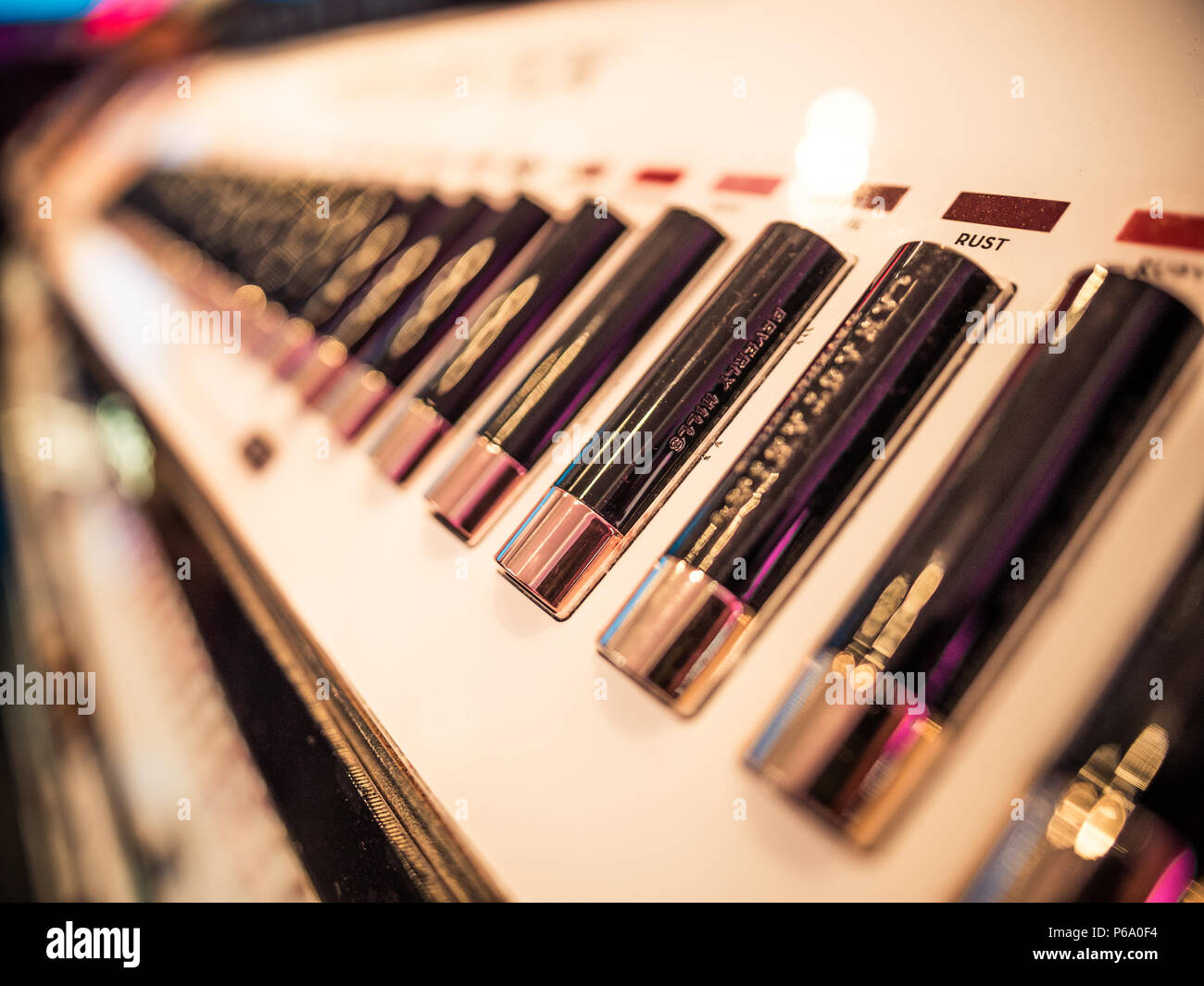 Lippenstifte auf einem Regal in einem Champs-Élysées Make-up Shop in Paris, Frankreich. Stockfoto